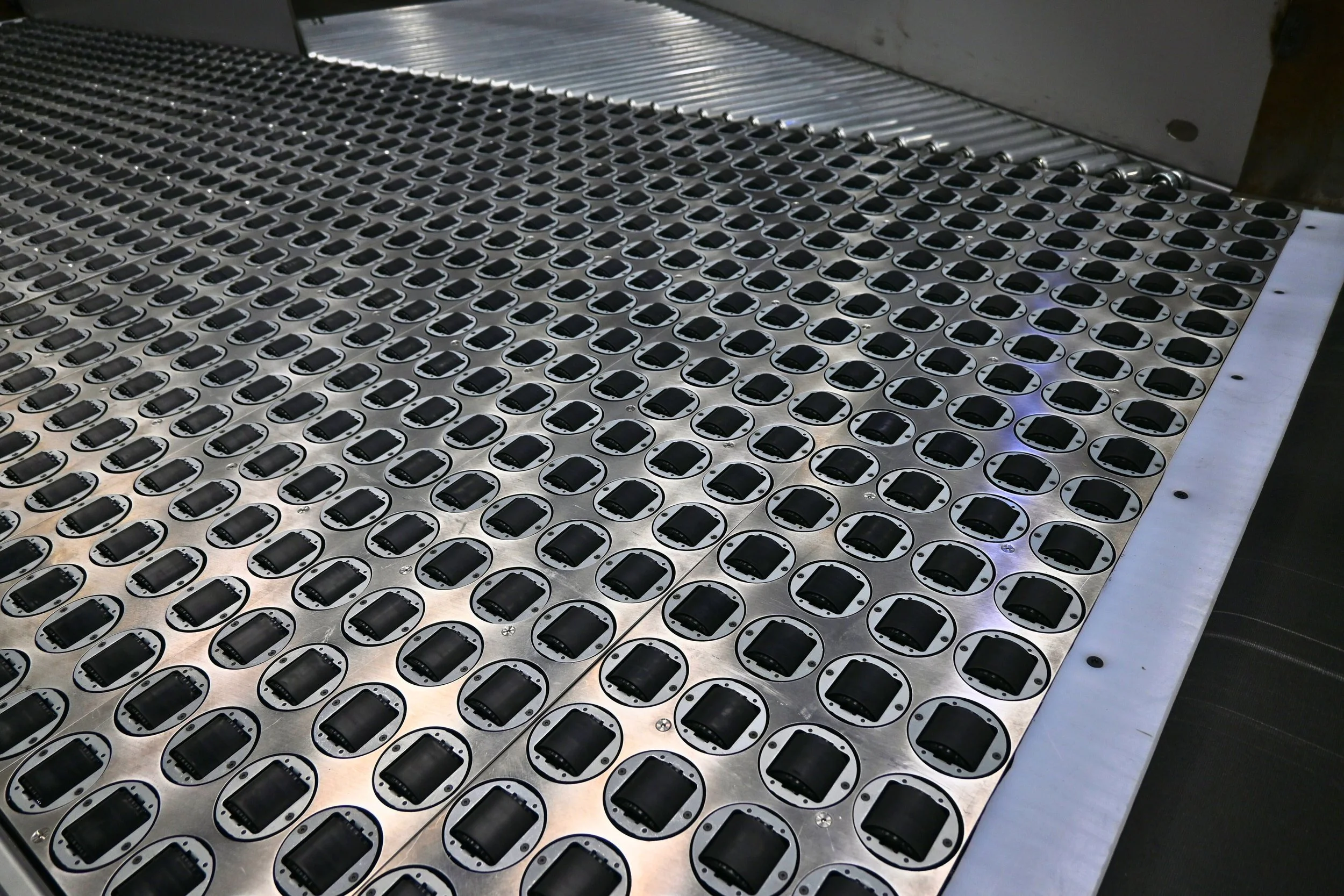 Image of SmartSort Steerable Wheel table for parcel, distribution, and warehouse automation and sortation.