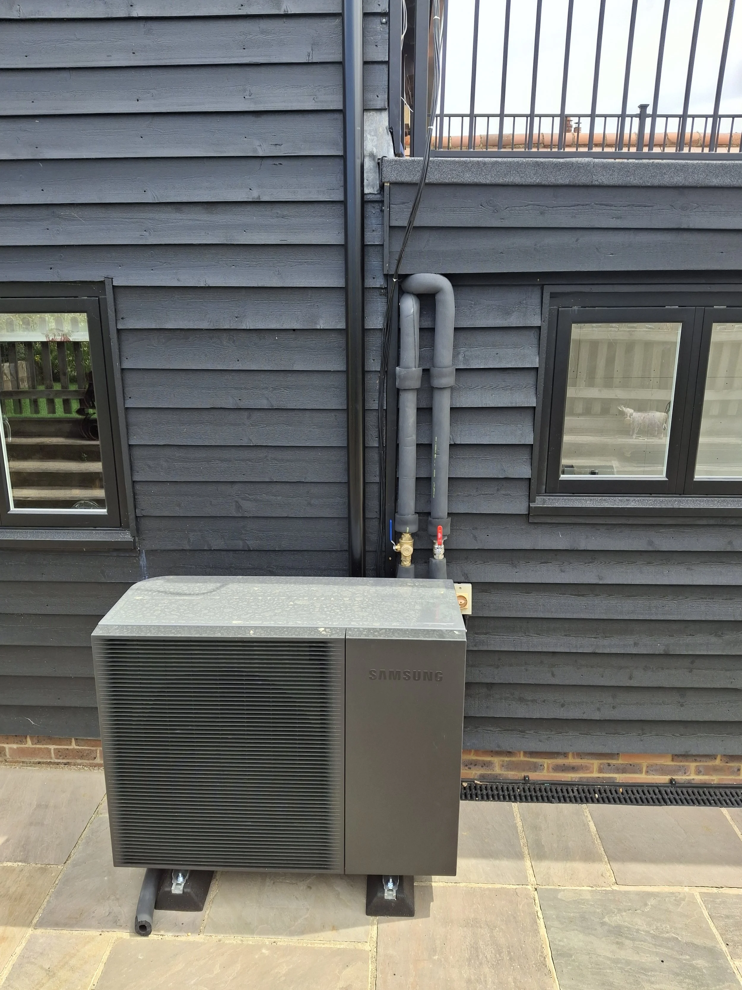 leading-edge heat pump installations. heat pump repair surrey. Heat pump near me. Heat pump installation. heat pump breakdown Sussex Kent Hampshire Surrey. Heat pump service breakdown repair. Emergency Heat pump help Sussex. Heat pump install Surrey.