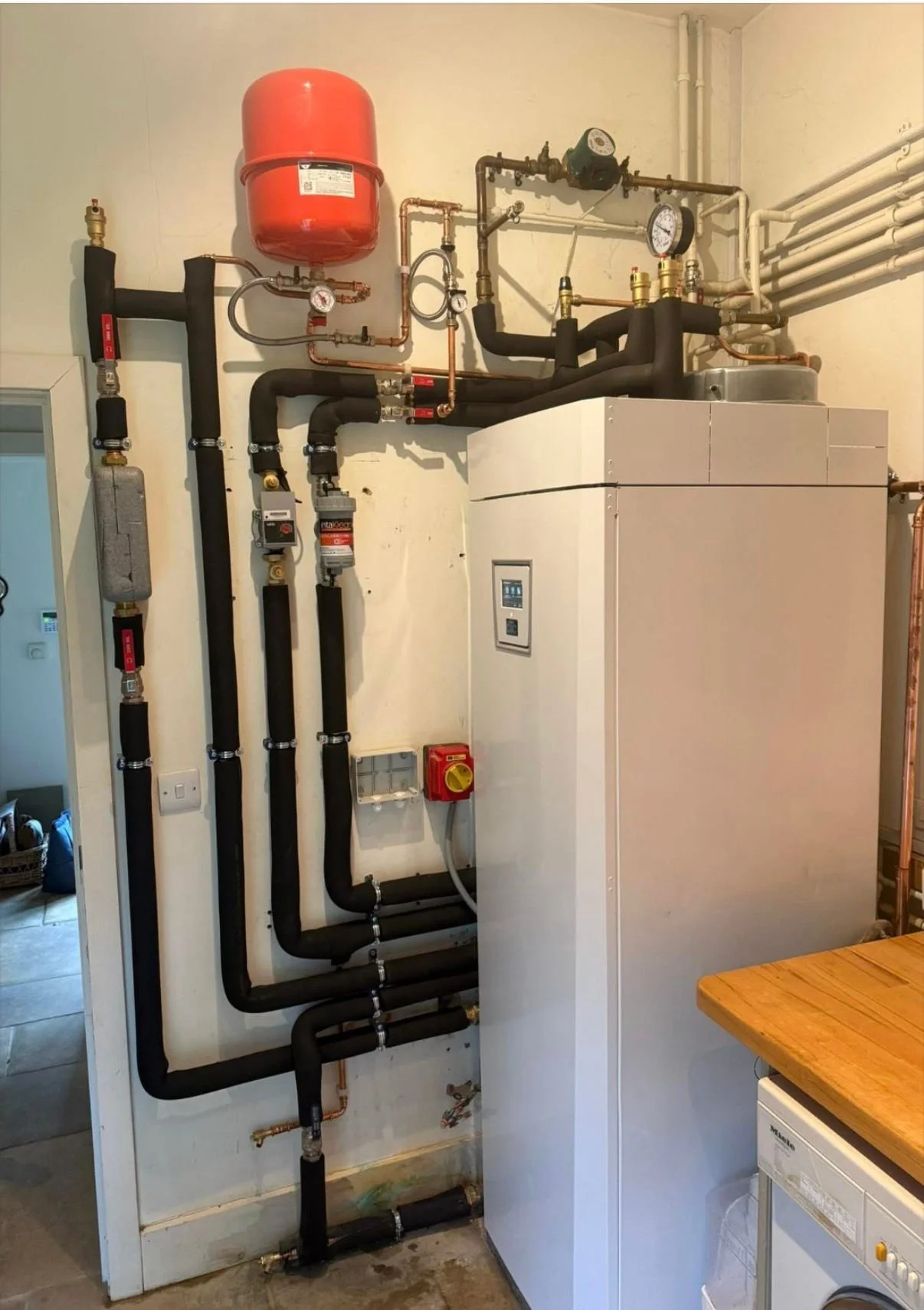 air source heat pump installation. heat pumps surrey heat pump repair, breakdown. heat pump emergency. Installations. Heat pump specialist Surrey Sussex