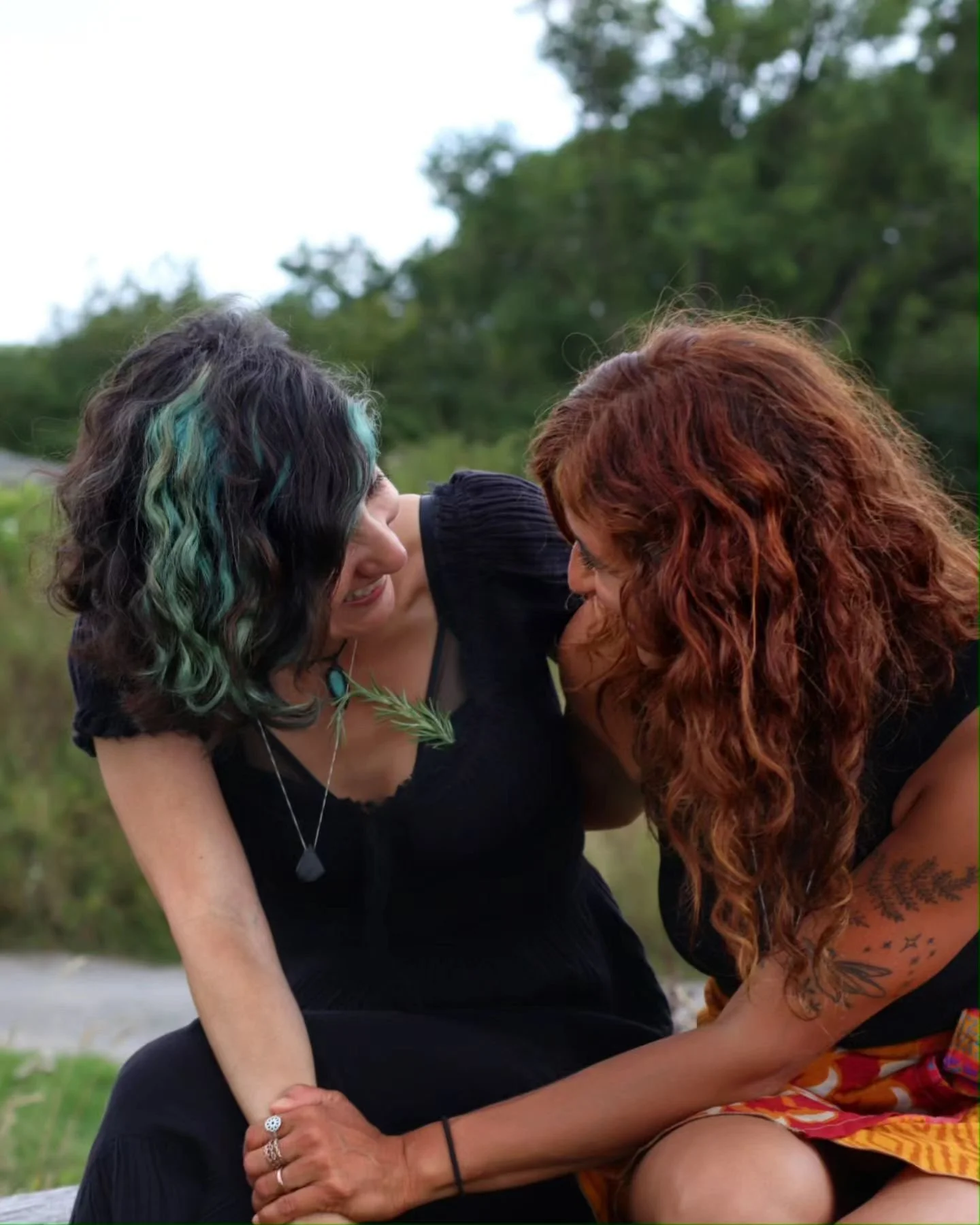 This woman. This moment. 🤍
.
.
.
#thejourney
#embercombe
#friendship
#memories
#summer