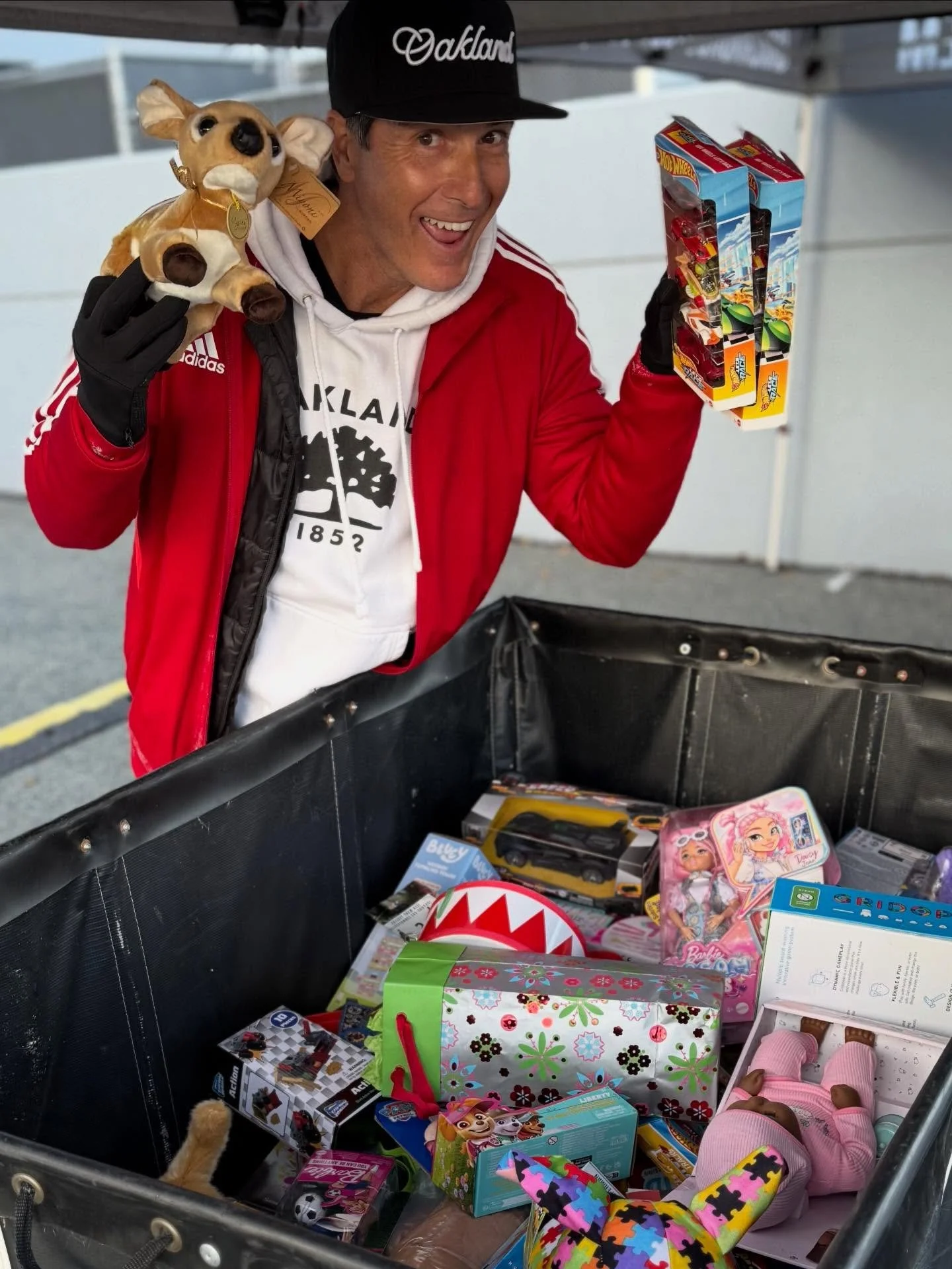 What a day!! Thank you to the @oaklandroots season ticket holders who stopped by our toy drive with @originalforeveroakland to drop off a gift for the kids.  The generosity, smiles, and pure holiday spirit were unforgettable. 

We also met amazing ne