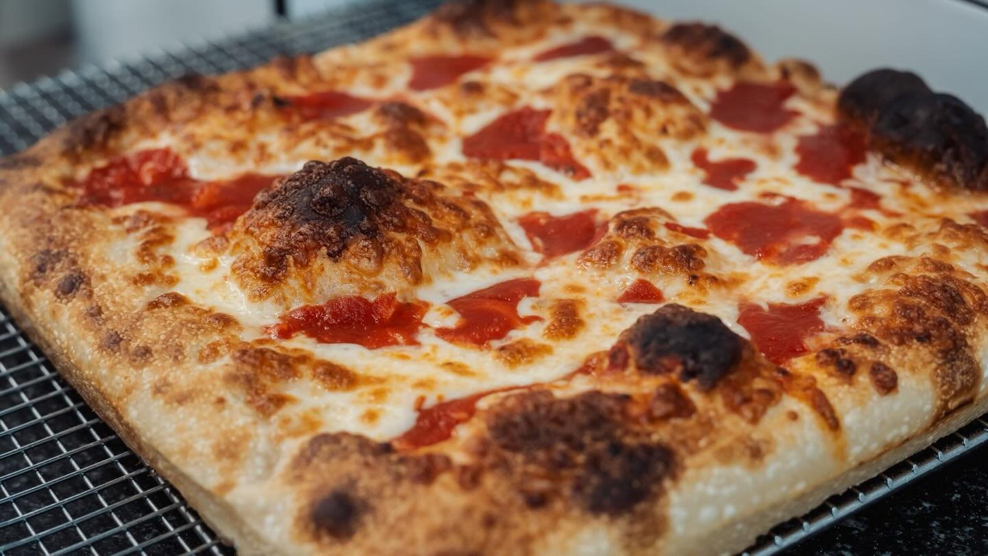 Sicilian or Sicilian White? 🍕

Thick, crispy, and done right either way.

What are you going with?

#AmericanoPizzaShop
#syossetny #longislandeats #lipizza #pizzanight