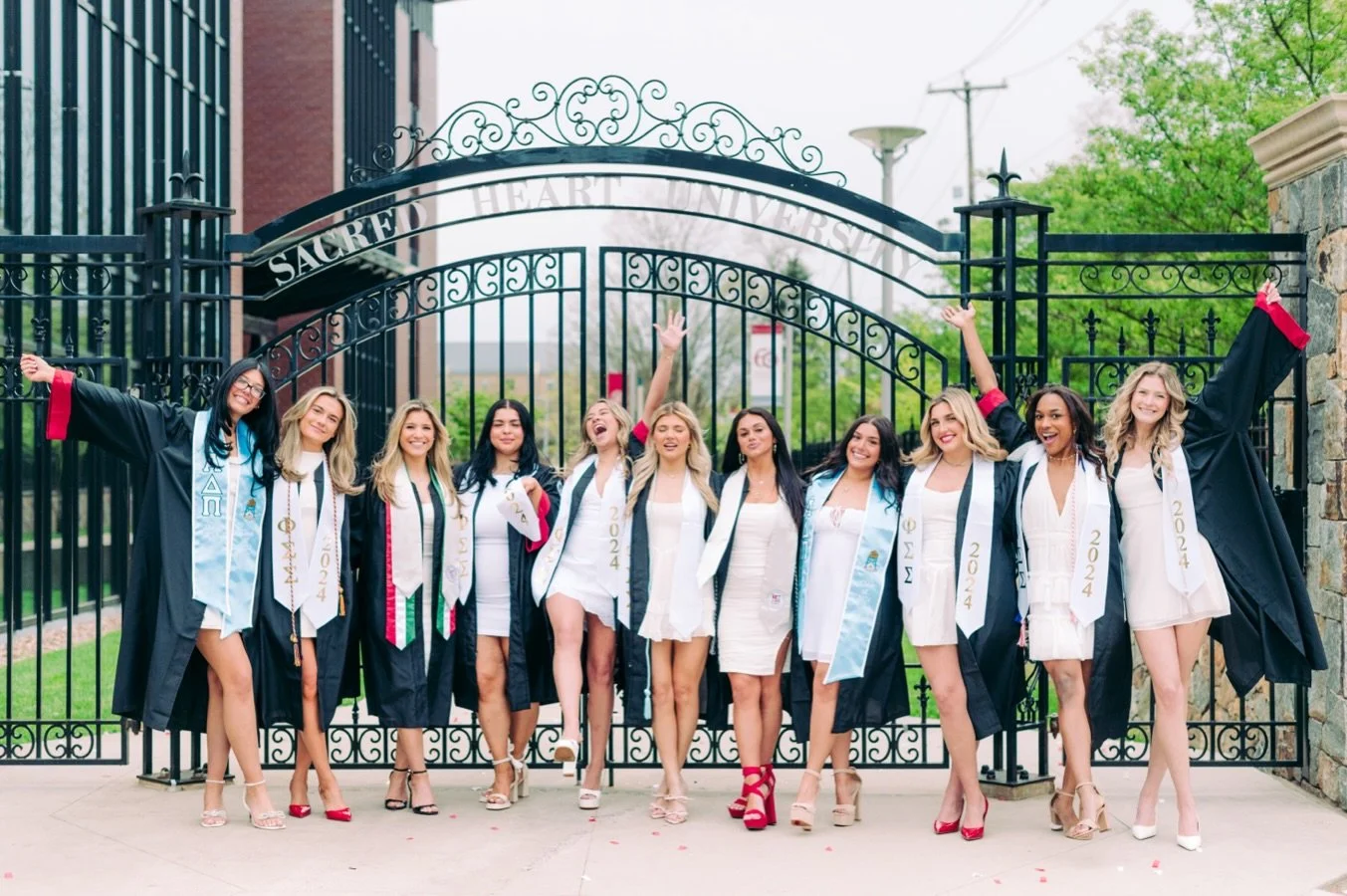 Nothing better than graduating with your people 🎓🤍 Sacred Heart University seniors&hellip; grad sessions start April 20 🎉 ✨ #sacredheartuniversity #weareshu #shugraduation #seniorphotos