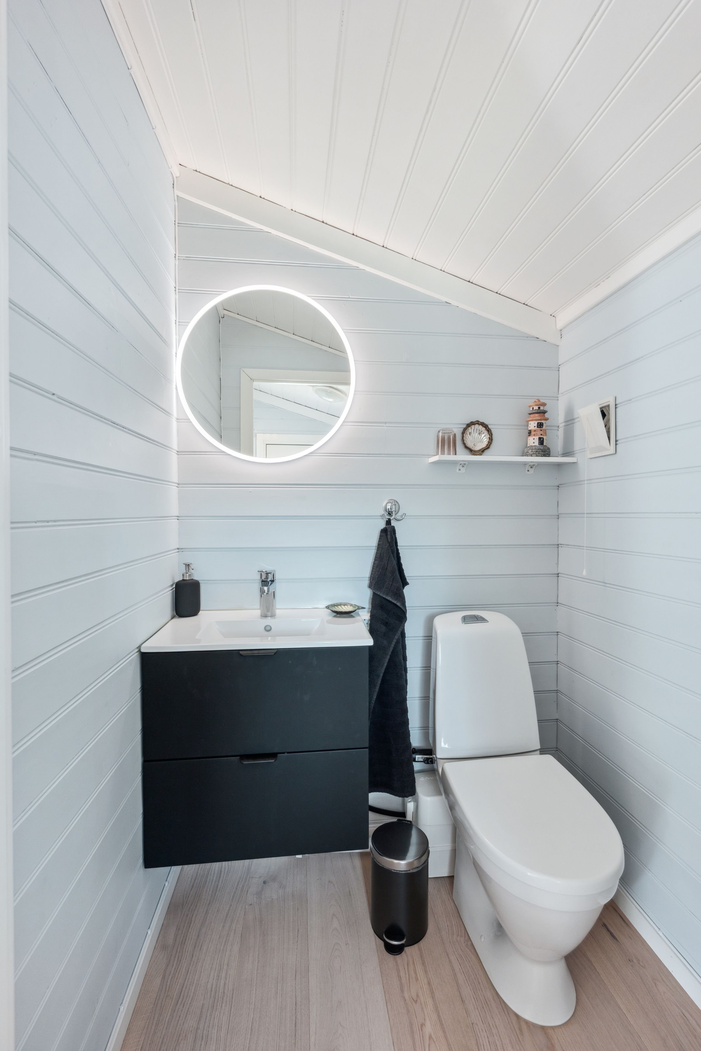 Modern bathroom with toilet in cabin at Furiholmen