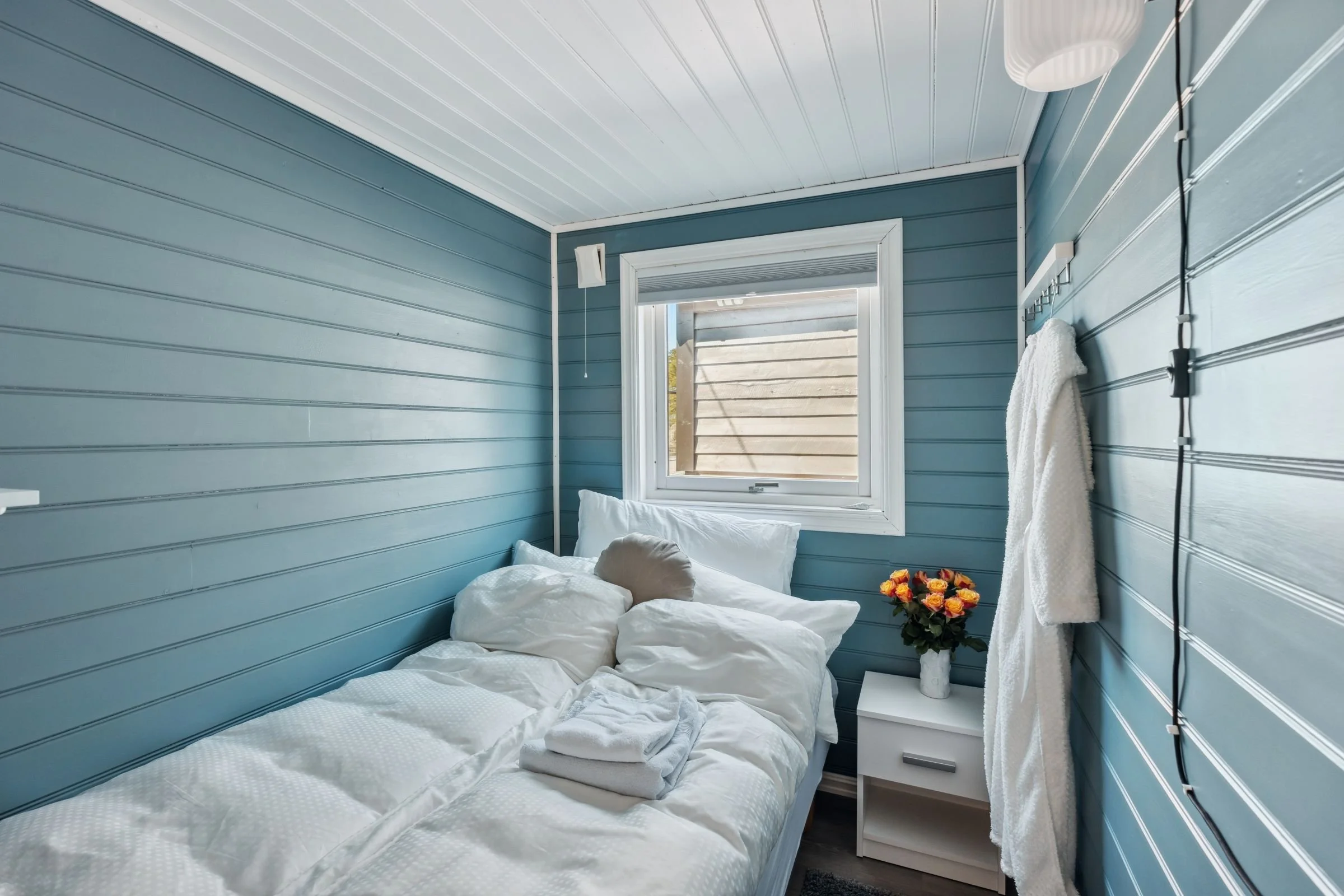 Cozy bedroom in seaside cabin at Furiholmen near Bergen