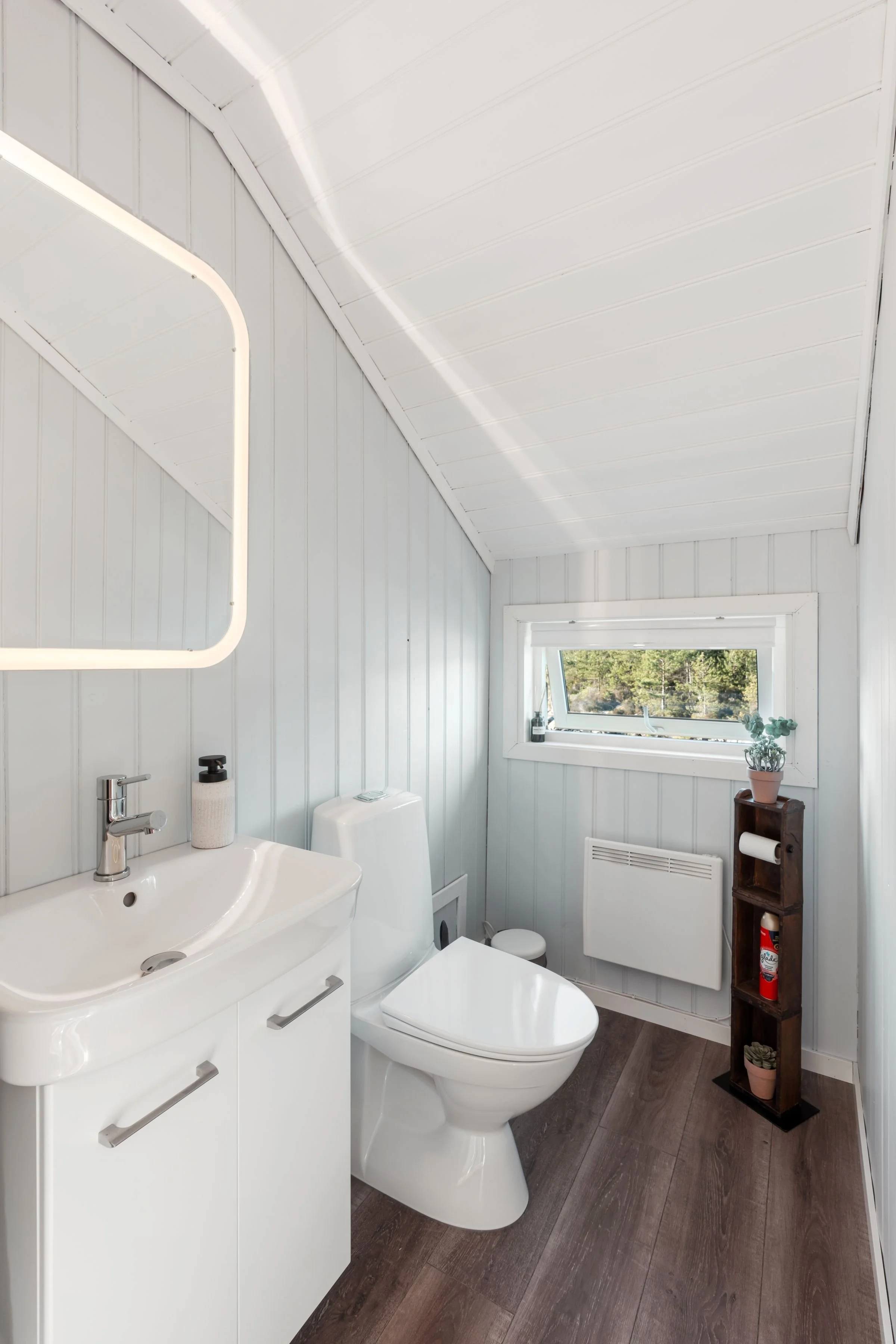 Bright bathroom with toilet in seaside cabin at Furiholmen
