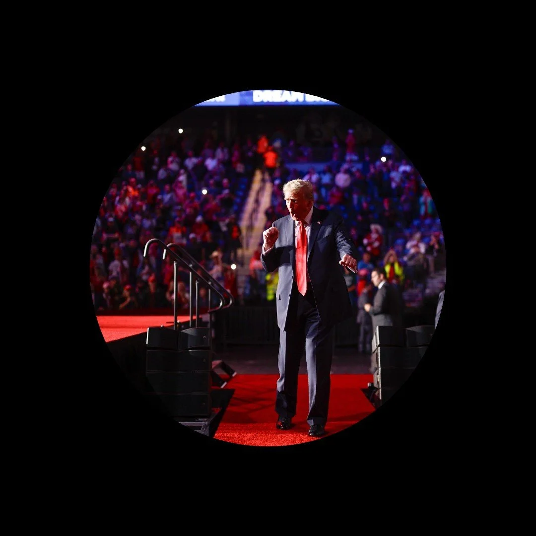 Hombre en traje y corbata en el escenario, rodeado de público, en un evento o conferencia.