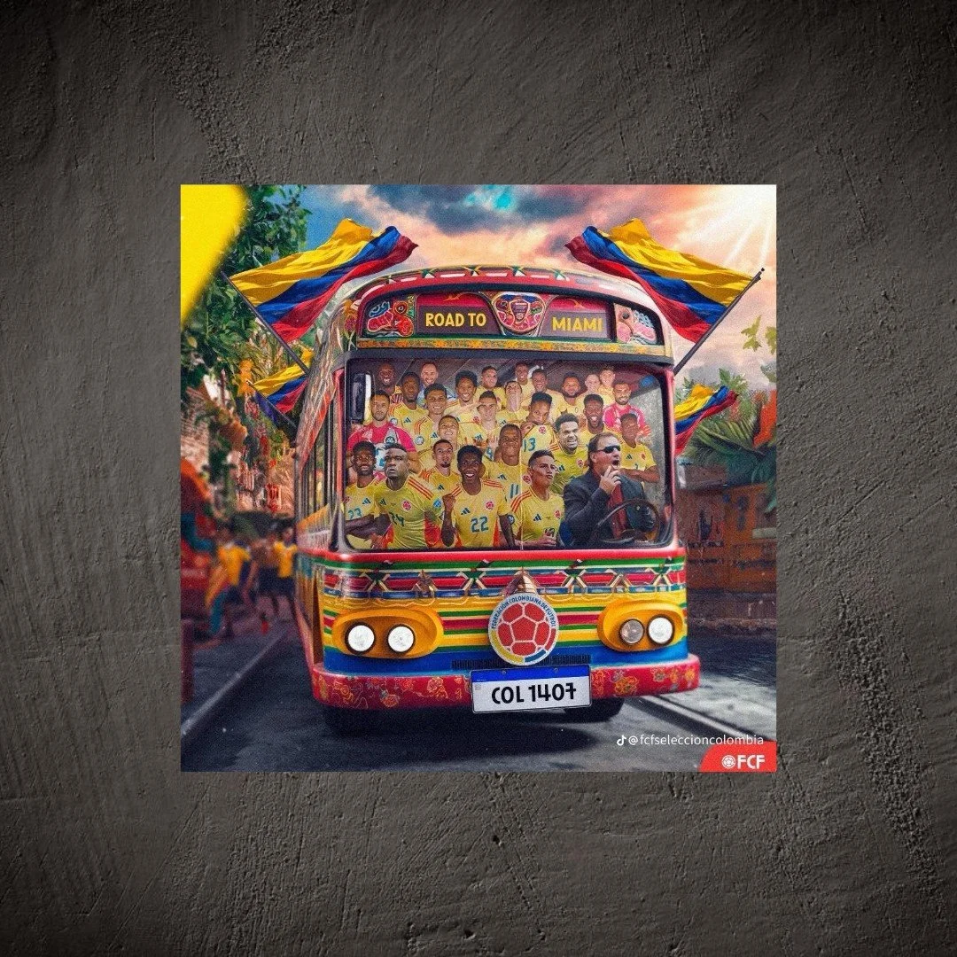 Imagen de un camión decorado con colores de la bandera colombiana, con la leyenda 'Road to Miami' y varios futbolistas colombianos en su interior. El camión también tiene banderas colombianas, un logo de la selección Colombia y la matrícula 'COL 1407'.