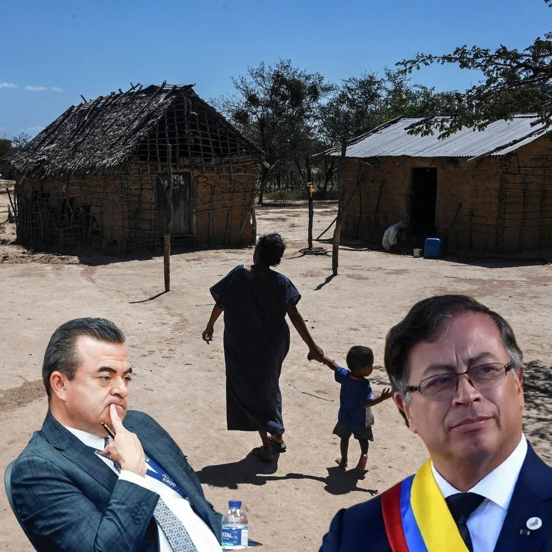 Escena de un pueblo con casas de barro y techo de lámina, con una mujer y dos niños en el centro y dos hombres en el primer plano, uno con traje y otro con toga y placa, en un ambiente rural.
