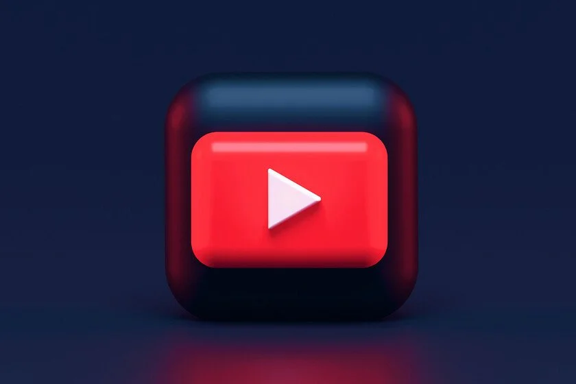 Icono de YouTube en una superficie oscura.