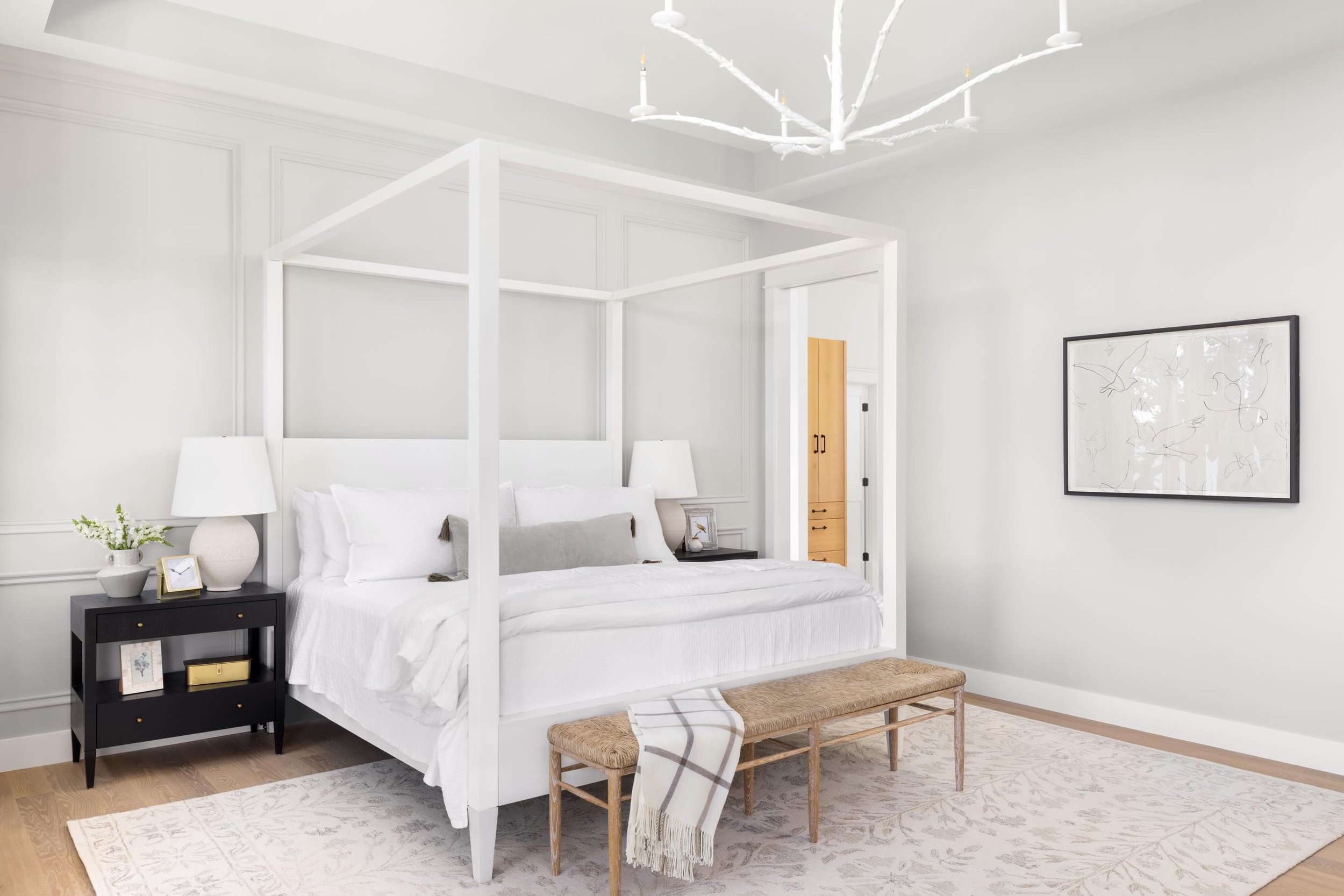 Nothing says Saturday at the lake quite like crisp linens, open windows, and nowhere to be.

#mnlakes #midwestinteriordesigner #primarysuite