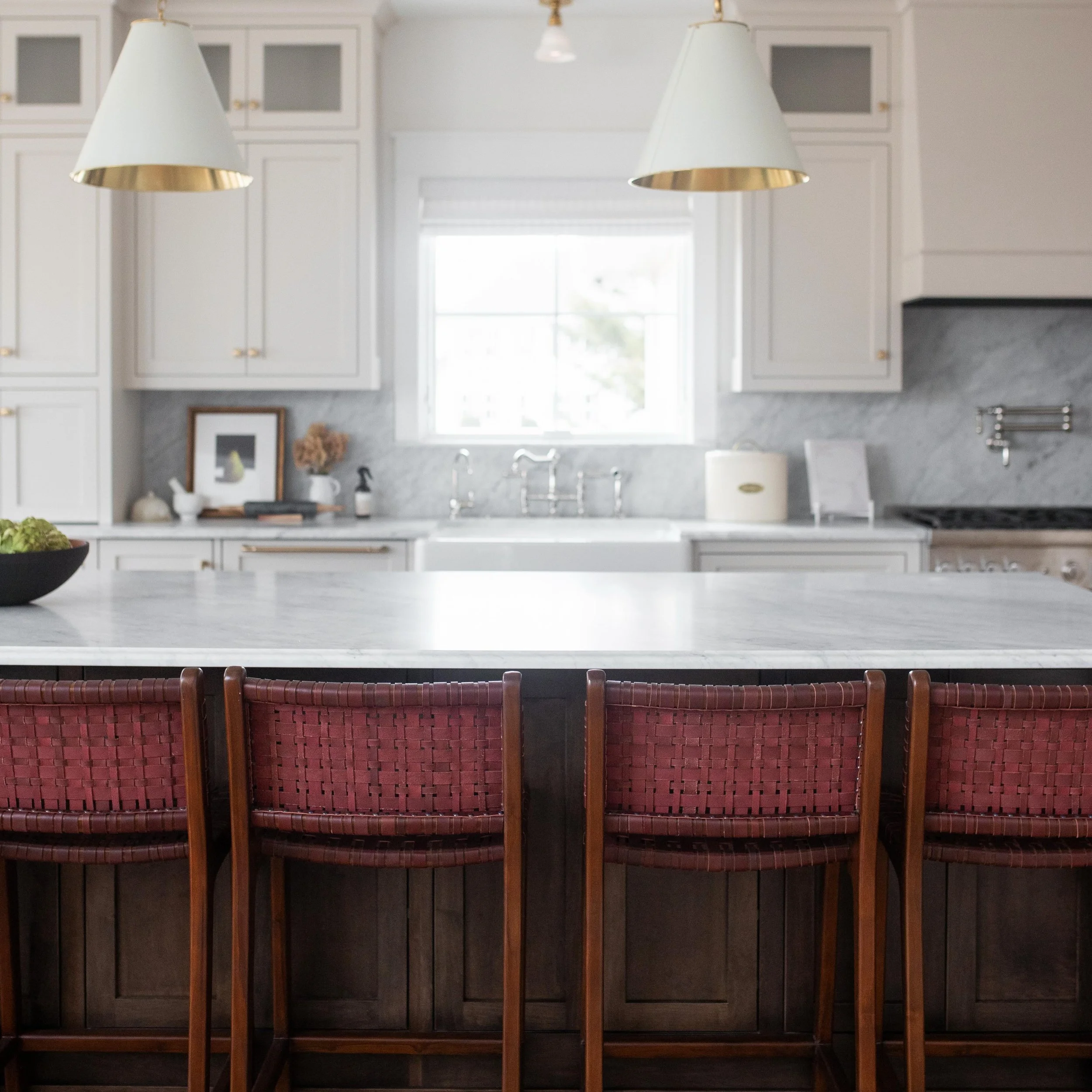 Our favorite spaces are the ones that feel collected over time. Warm wood, woven textures, natural stone, and classic finishes create a kitchen that feels welcoming from day one.

#midwestinteriordesigner #kitchensofinstagram #lindseygraceinteriors