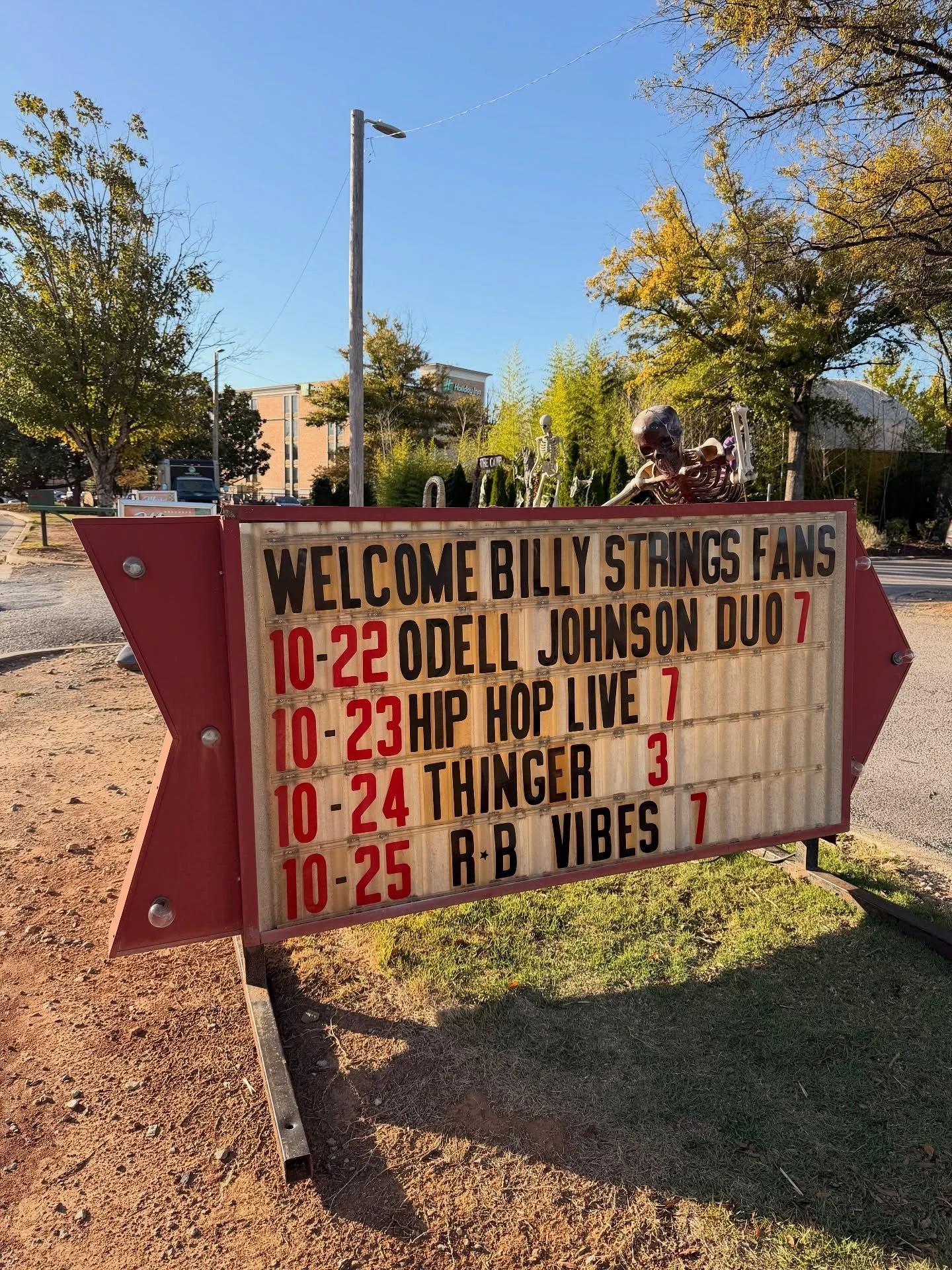 🪕🎵 Billy Strings weekend is finally here!!! 🤗
🎃 TONIGHT: Hip Hop Live 7pm
🎃 FRIDAY: Thinger 3pm / R&B Vibes LIVE 7pm
🎃SATURDAY: the Dixie Ramblers 3pm / Buck’d Up 7pm / Costume Contest with $500 prize 8pm / Hobo Incognito 11pm
🎃S