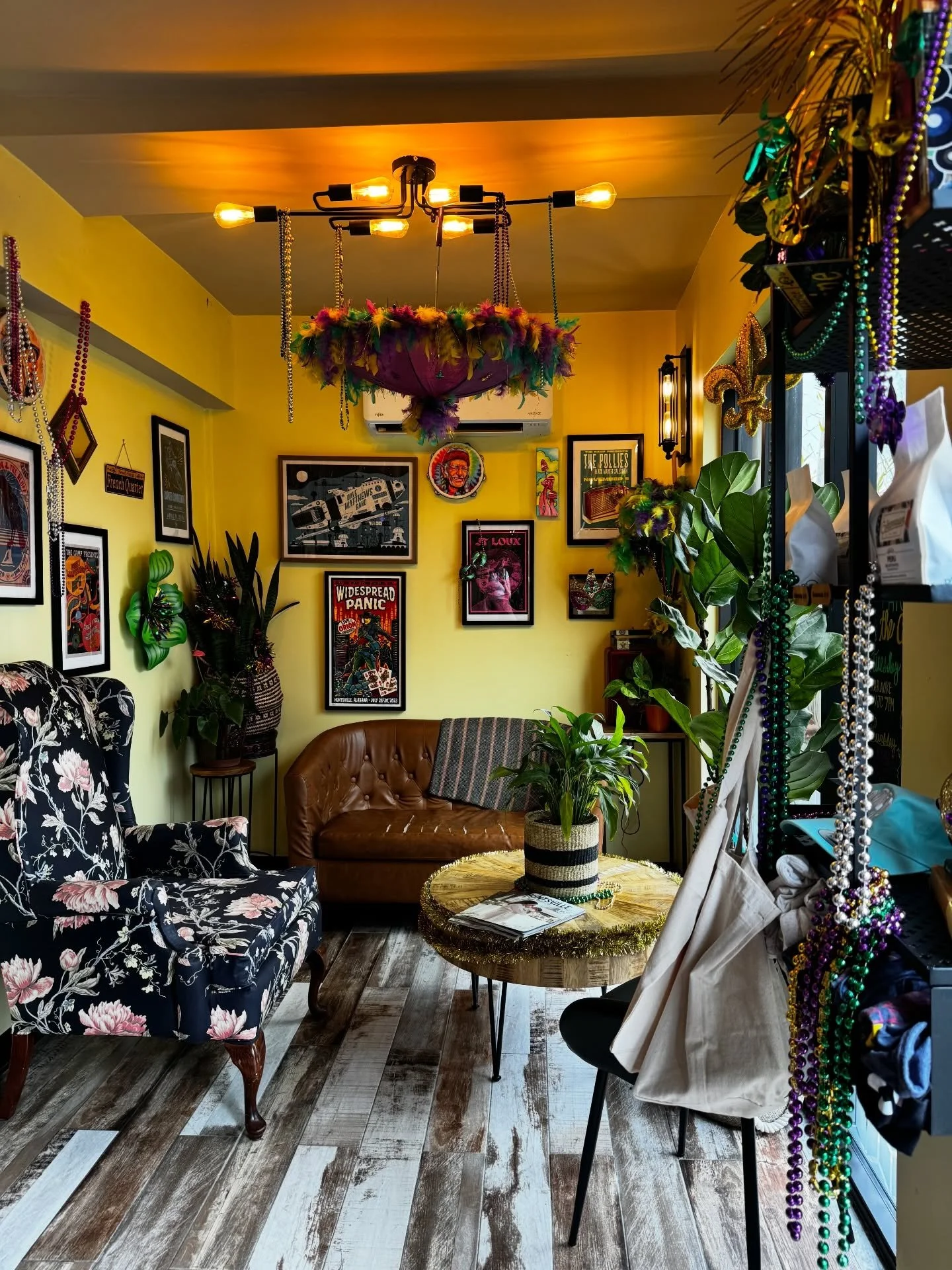 🤩Surprise! The Greenroom is open today until 4pm! Come warm up with us - hot coffee and king cakes calling your name!! 😋☕️👑