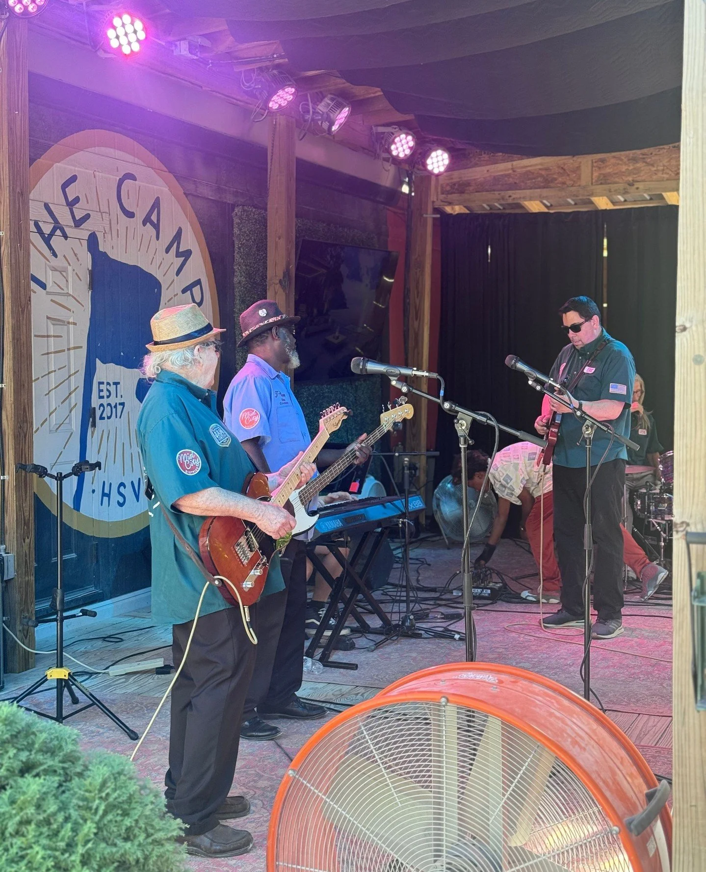 ☀️Happy Sunday!! It's a GORGEOUS DAY and The Camp Counselors are back on stage from 2-5pm!! Come see us and our favorite guys!!! Visit before or after the market for good eats by Chef Lauren and cold drinks with our cutie bartenders! We have space fo