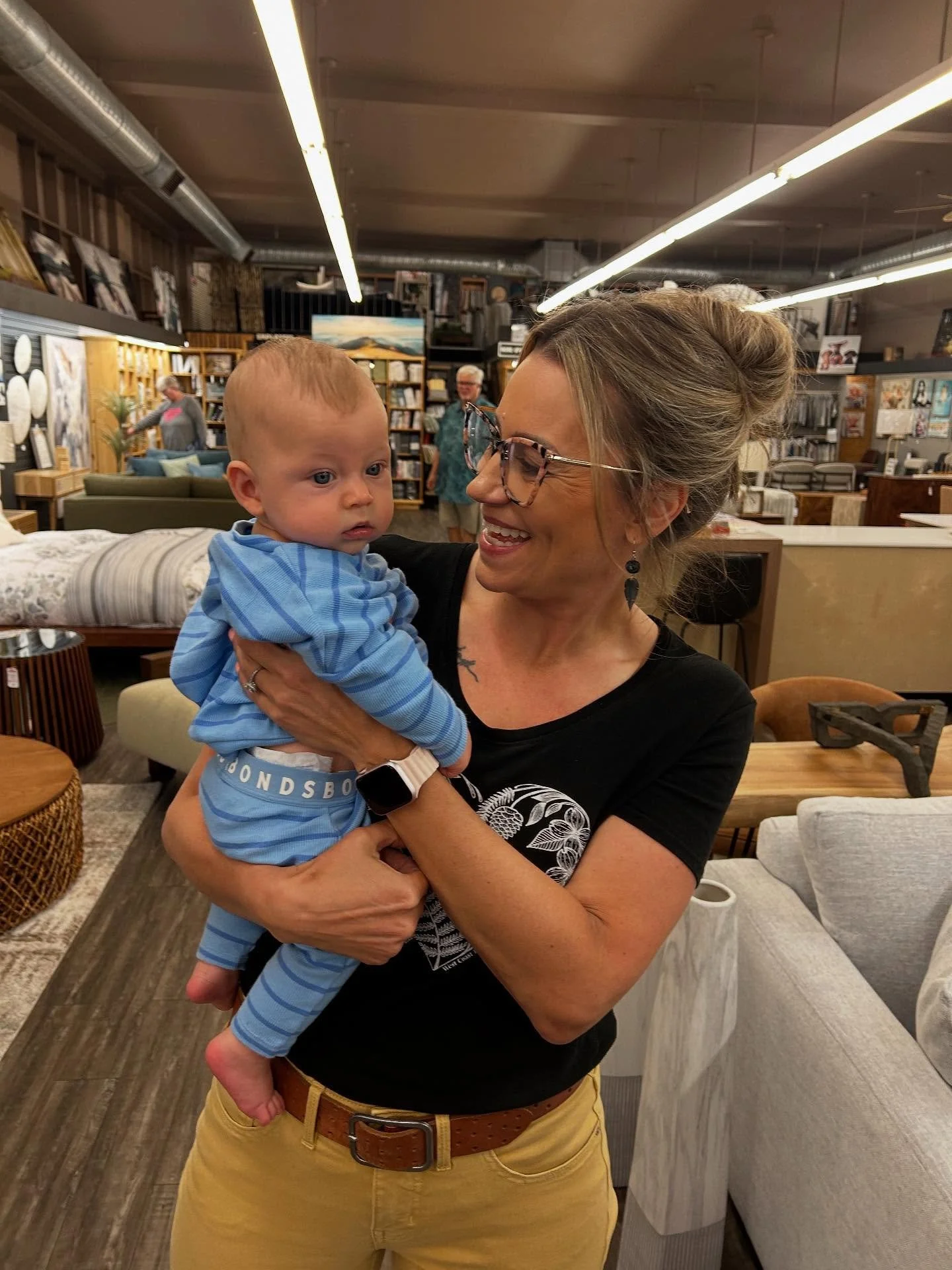 We had the pleasure of visiting our friends at @designtherapyhome.ca on our recent getaway to Vancouver island last week!! Jenny has a lovely shop located in Downtown Courtenay and she furnishes her clients homes with love, just like us!! She has som