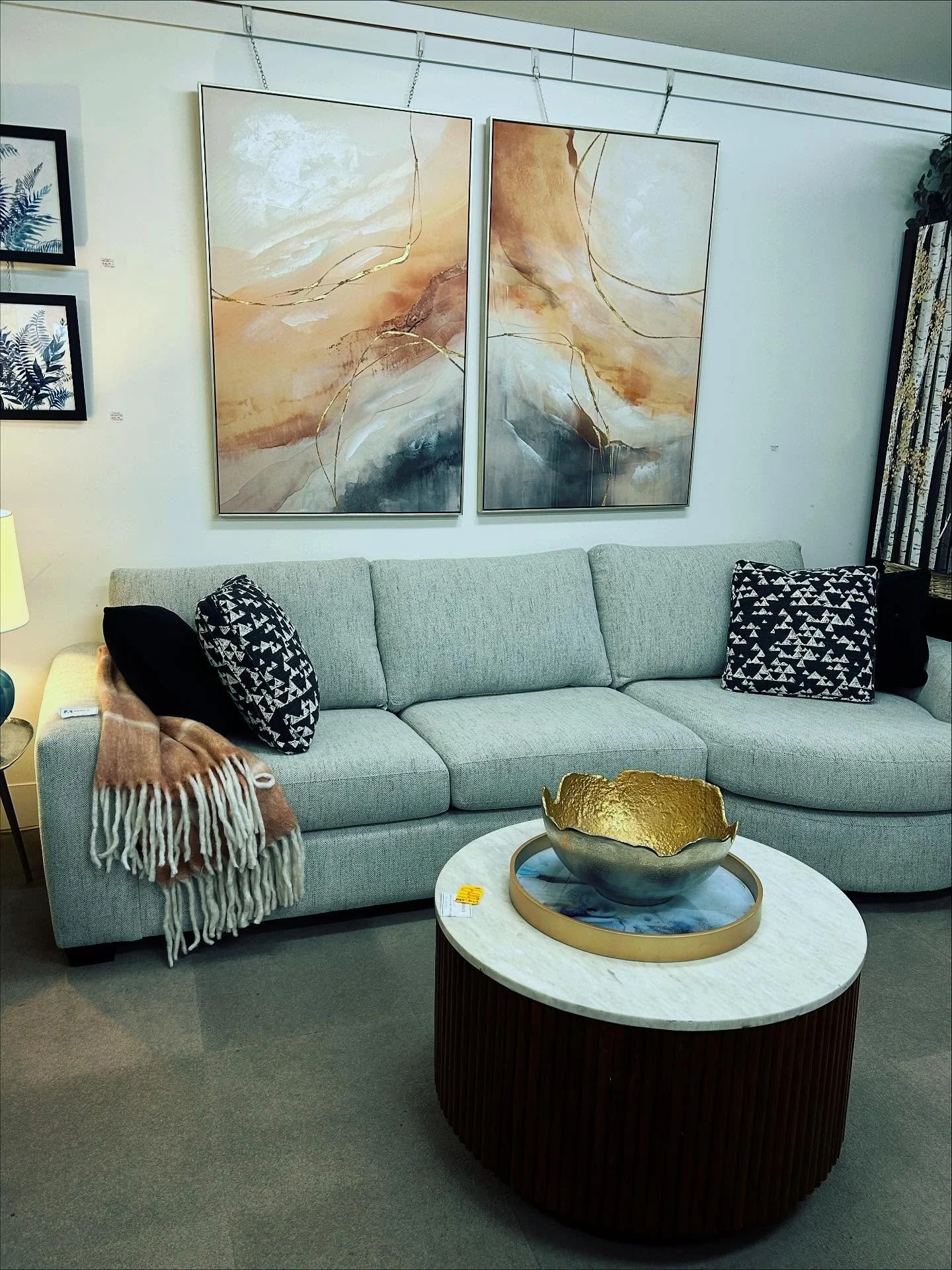 Here&rsquo;s a lovely example of how colours and textures can be introduced to an existing &lsquo;neutral&rsquo; setting, which can make all the difference, adding some warmth and shed new life into your existing decor!😉