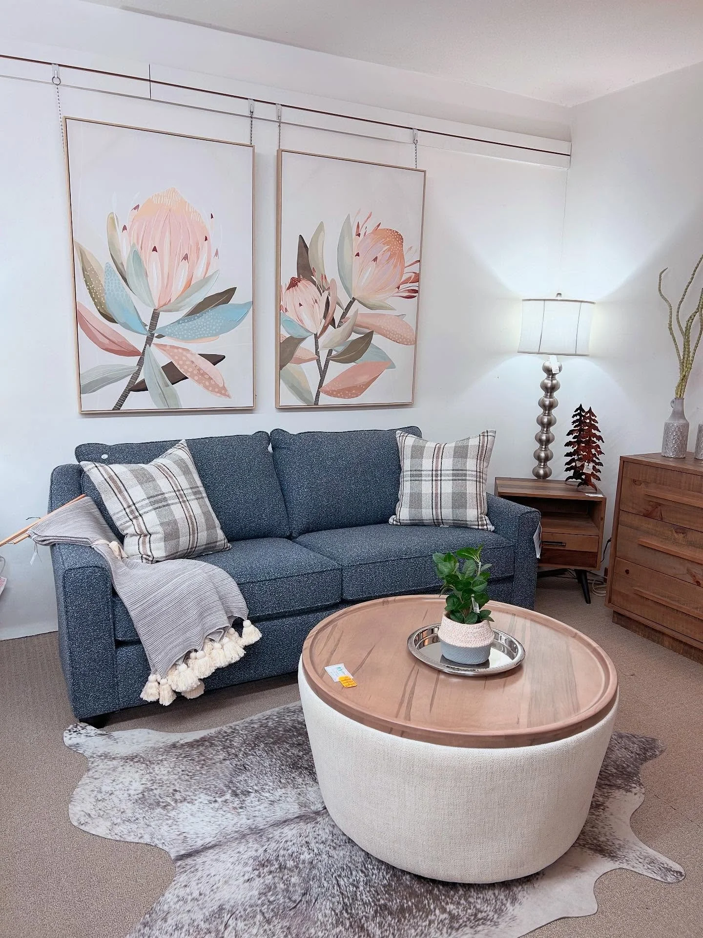 How cuuuute is this lil ensemble by @decorrest 
Canadian made with love!! The 2981 sofa is available in hundreds of fabric options as well as the swivel coffee table with your choice of wood finish. And we love how it works so nicely with the beautif