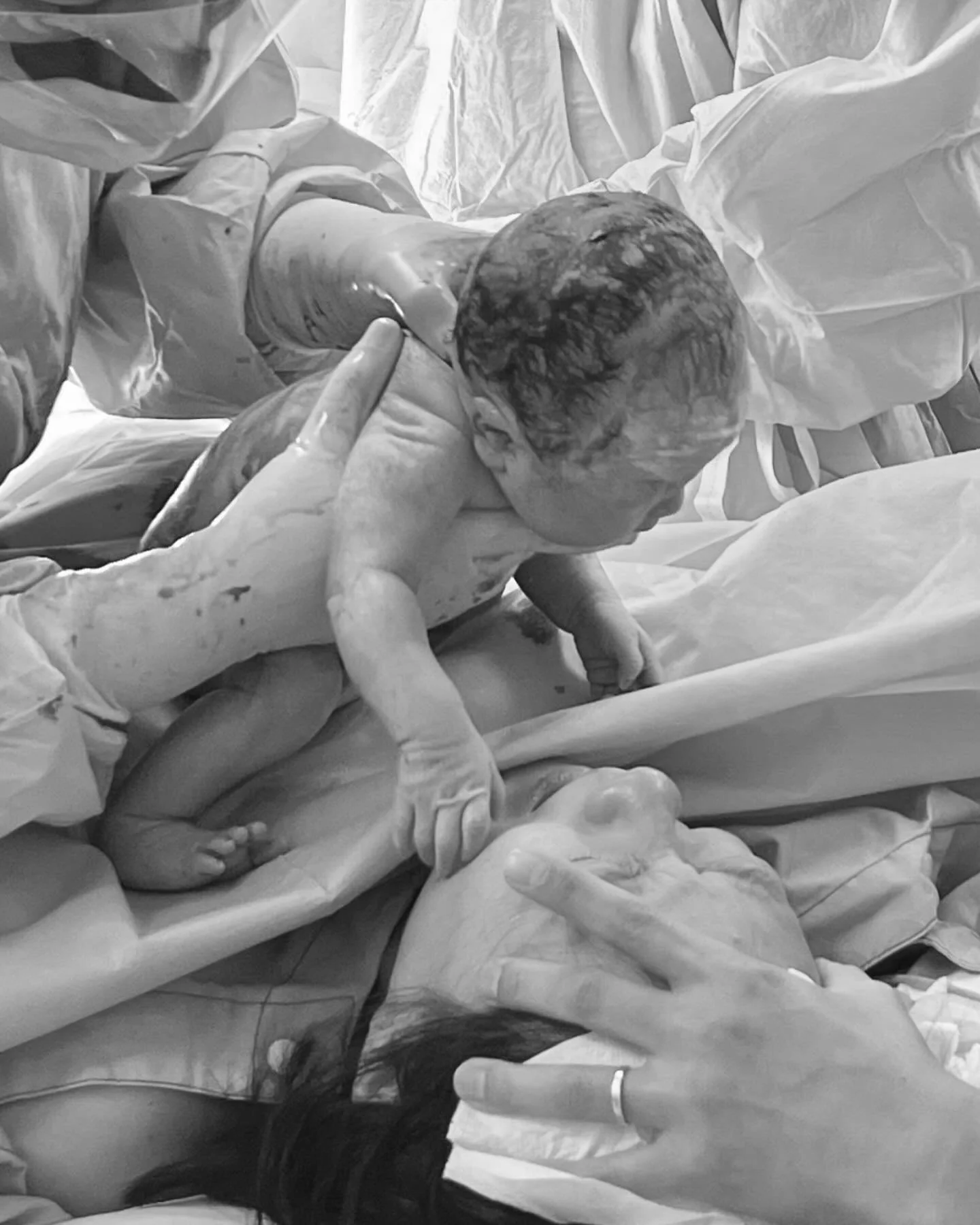 Pure emotion. Meeting for the first time can be so overwhelming❤️#goldcoastobstetrician #mybeautifulbirth #preciousmoments #caesareanbirth