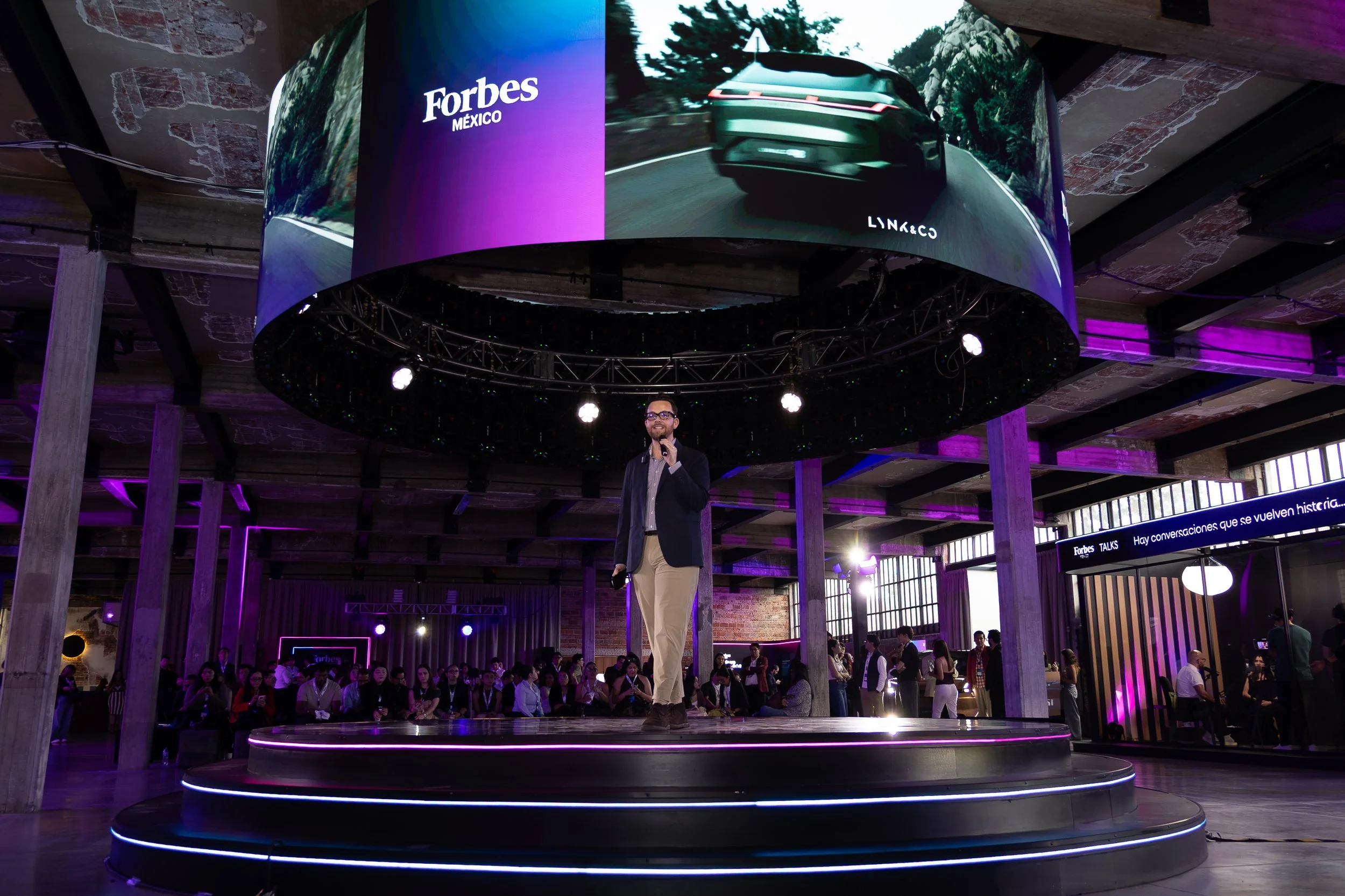 Gustavo Lara en conferencia Forbes Geely Auto Group Minimalist Agencu