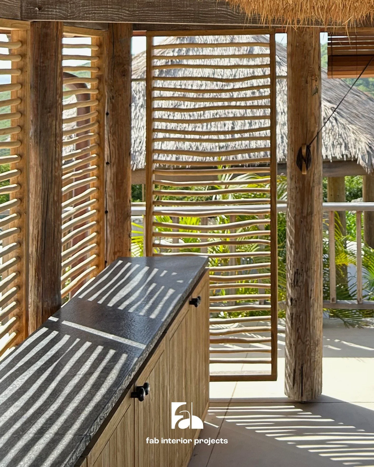 Some design details only come alive in the sunshine! 
Organic screens crafted from teak branches filter the light, creating ever-changing patterns of shadow and texture.
A beautiful dialogue between nature, architecture, and material revealed by the 