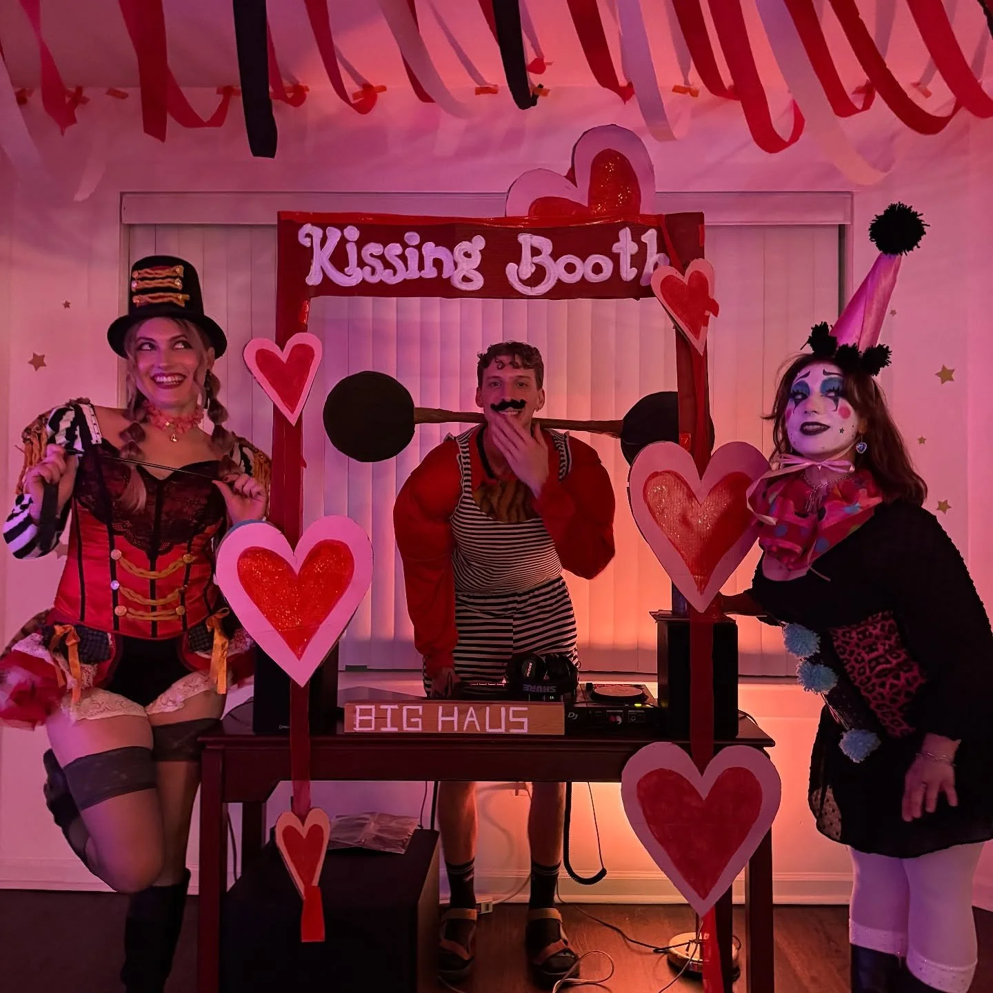 now a moment for the Halloween decor 🗣️🗣️

yes it&rsquo;s true we started planning our Freak Show party in May when I still lived in Spain 🤣 EVERYTHING besides the balloons were second hand/ thrifted/ found in an alley, even the PAINTS that we use