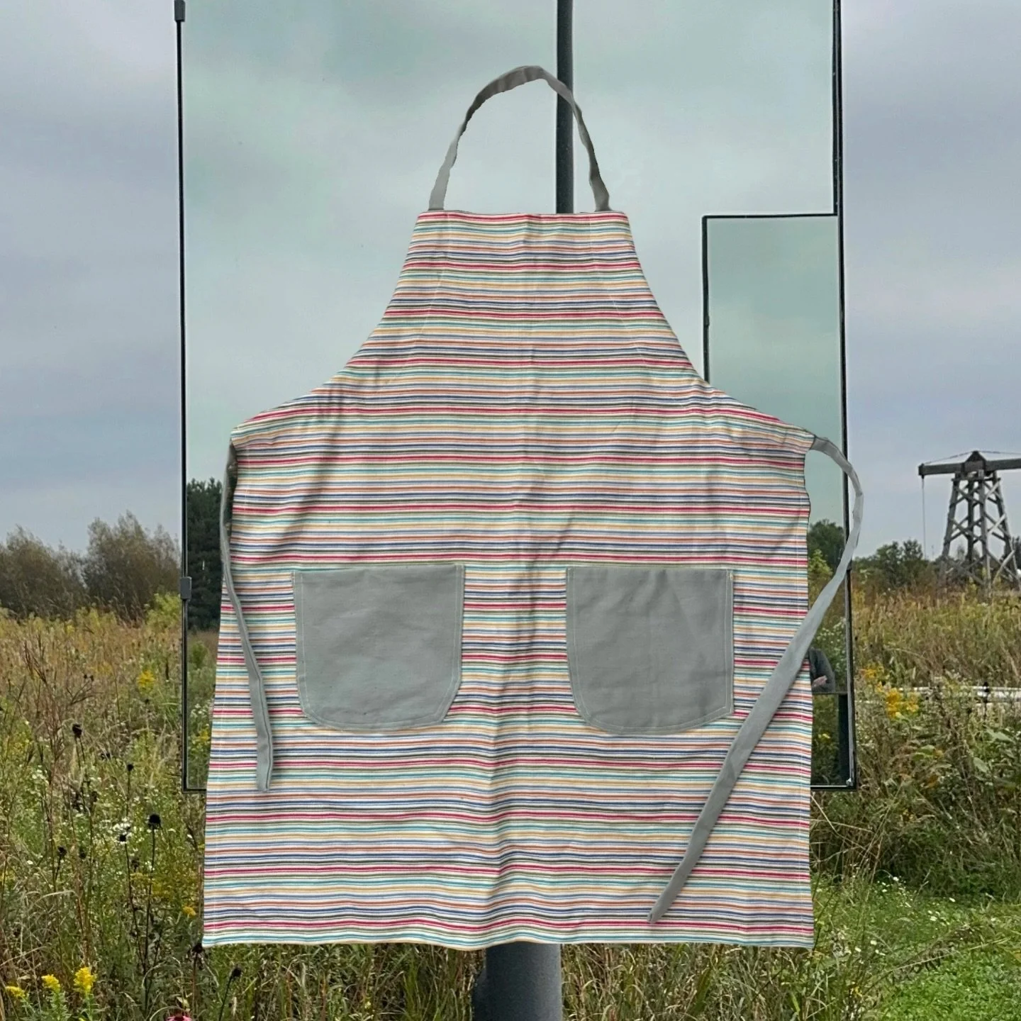 homemade xmas gift #2 : an apron for Si&rsquo;s mom!  it has awesome adjustable straps. this is literally the 3rd sewing pattern i&rsquo;ve ever used. idk why i was always so intimidated by sewing patterns?? but making this made me more excited to tr