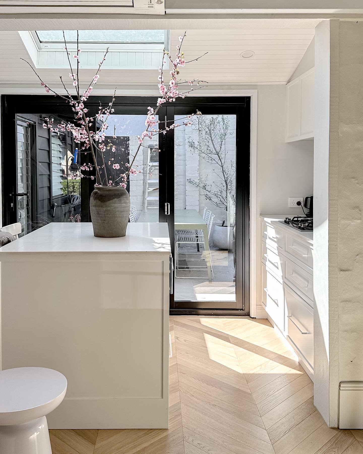 🌸 spring has sprung

Loving the light at this time of year, the rear to north aspect and oversized @veluxaustralia skylight let in all the good rays and vibes ☀️

#spring #chevronfloor #parquetryflooring #oak #kitchendesign #skylight #sydneyterrace