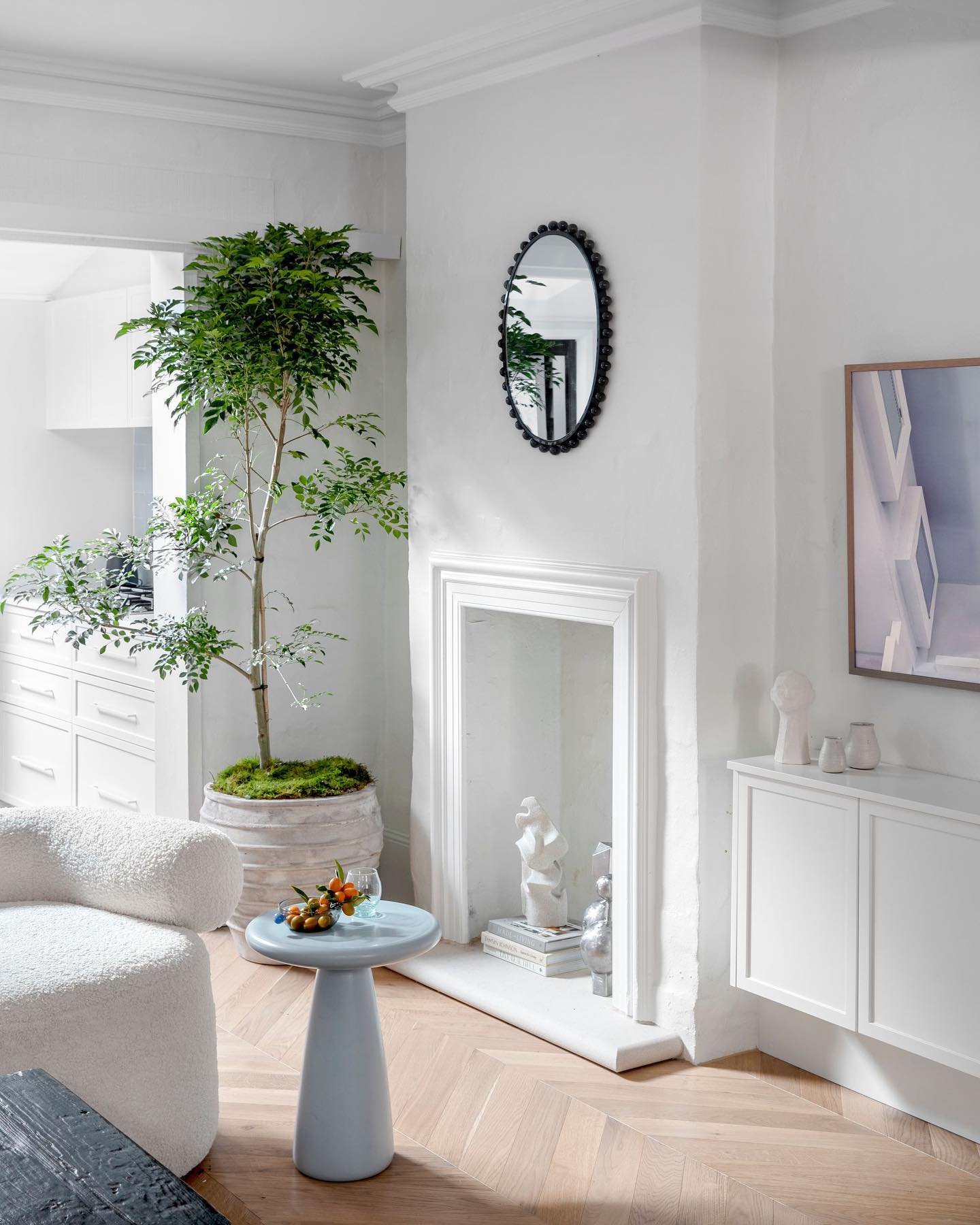 A warm neutral base serves as a great canvas to inject personality with subtle colour pops, greenery and quirky styling.

📸 @lulu_wells 
💁🏼&zwj;♂️ @jono.fleming 
@reallivingmag @homestoloveau 

#homedecor #chevronfloor #neutraldecor #houseplants #