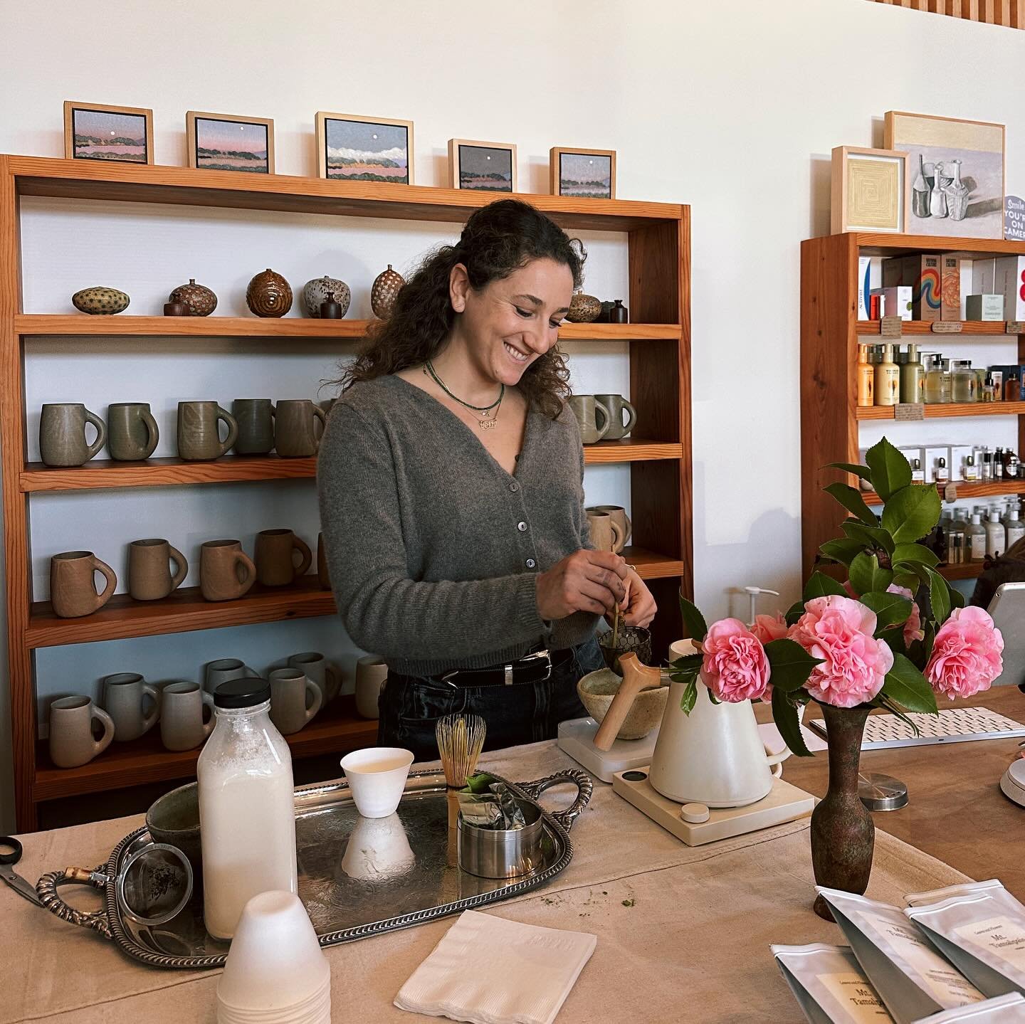 Just your cute matcha tender over here learning how to honor @_leavesandflowers by making the most delish matcha lattes 🍵 

I&rsquo;ve had the pleasure of working with @_annamorton in a sacred container for the past few months and our collaboration 