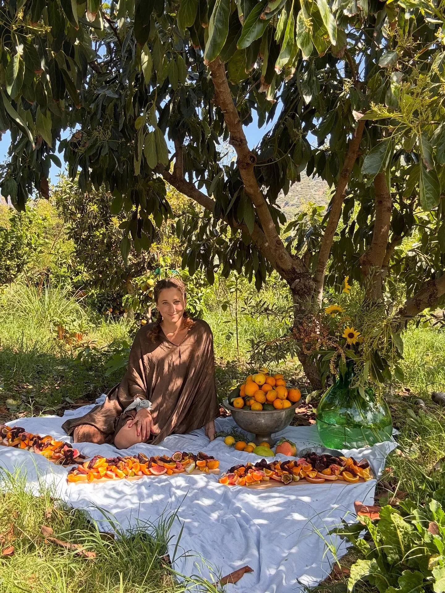 On Saturday, I showcased my art piece FRUIT CEREMONY at @edenforestcollective in the avocado &amp; grapefruit orchard 🍊🌳🌼🥑💦

I led a meditation and sensorium tuning into the fruits of the earth&mdash;hand-harvested mulberries, guava, passionfrui