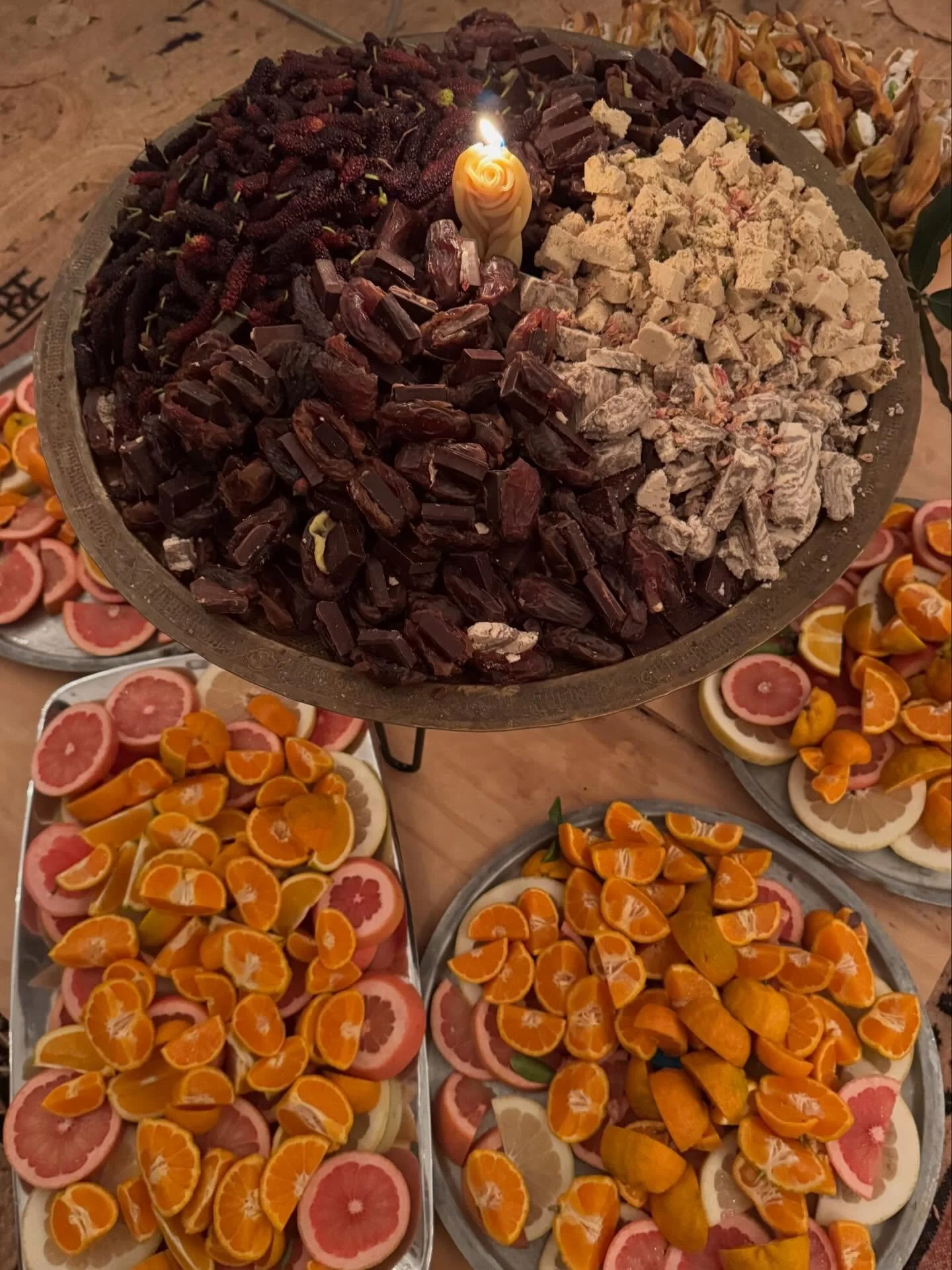 🍊🌓✨ GODDESS ALTAR ✨🌓🍊

An offering of certified radiant treats: permaculture dates stuffed with halva, chocolate &amp; ghee, juicy mulberries and syntropic citrus galore to remember that pleasure is our birthright! 

These fruits from the earth, 
