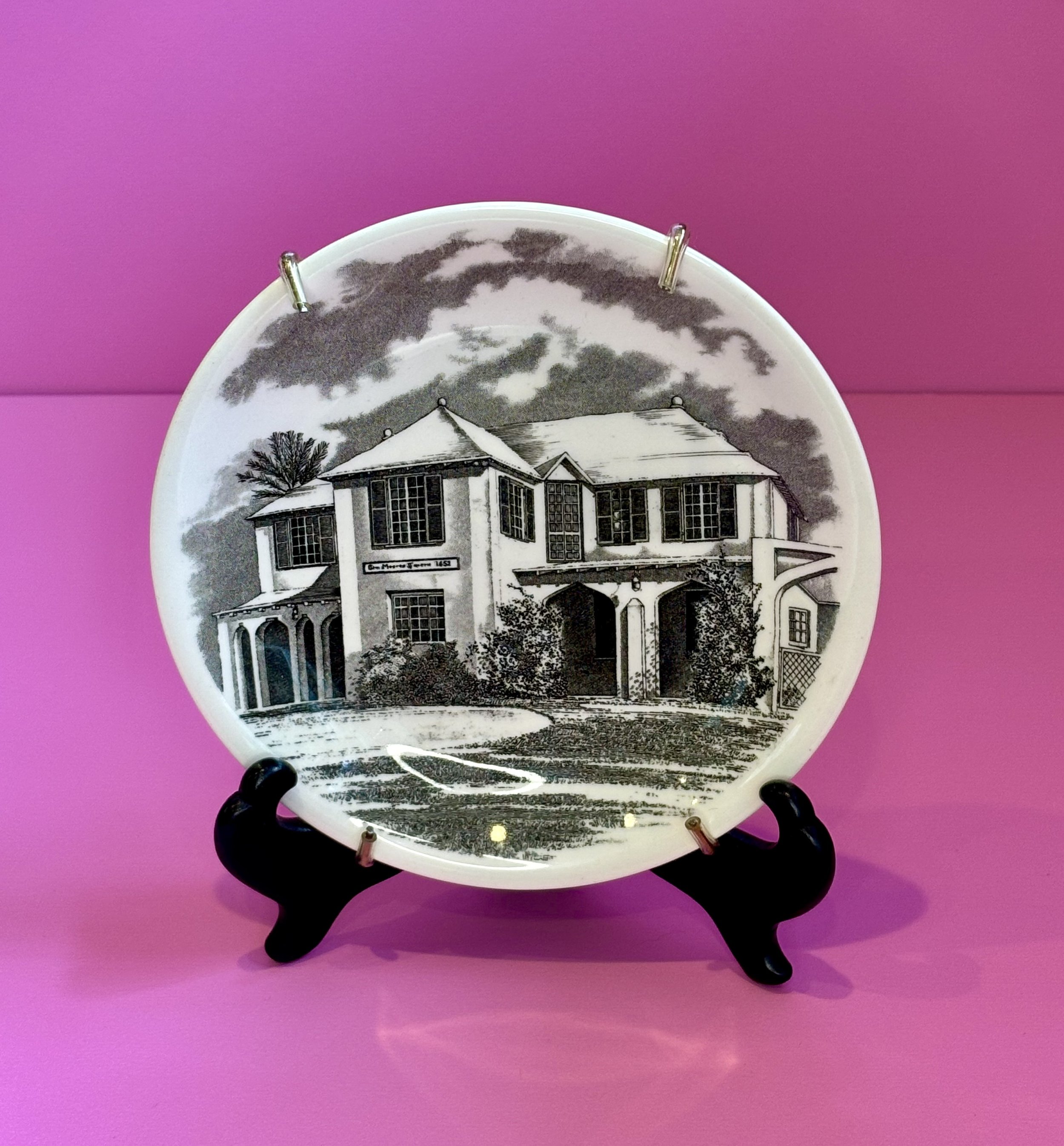 Built in 1652 as a private home and later named for the Irish poet, Tom Moore’s Tavern is the oldest eating house in Bermuda. Operated as a restaurant/tavern for more than 200 years, it has hosted over 3 million visitors, including Prince Charles, wh