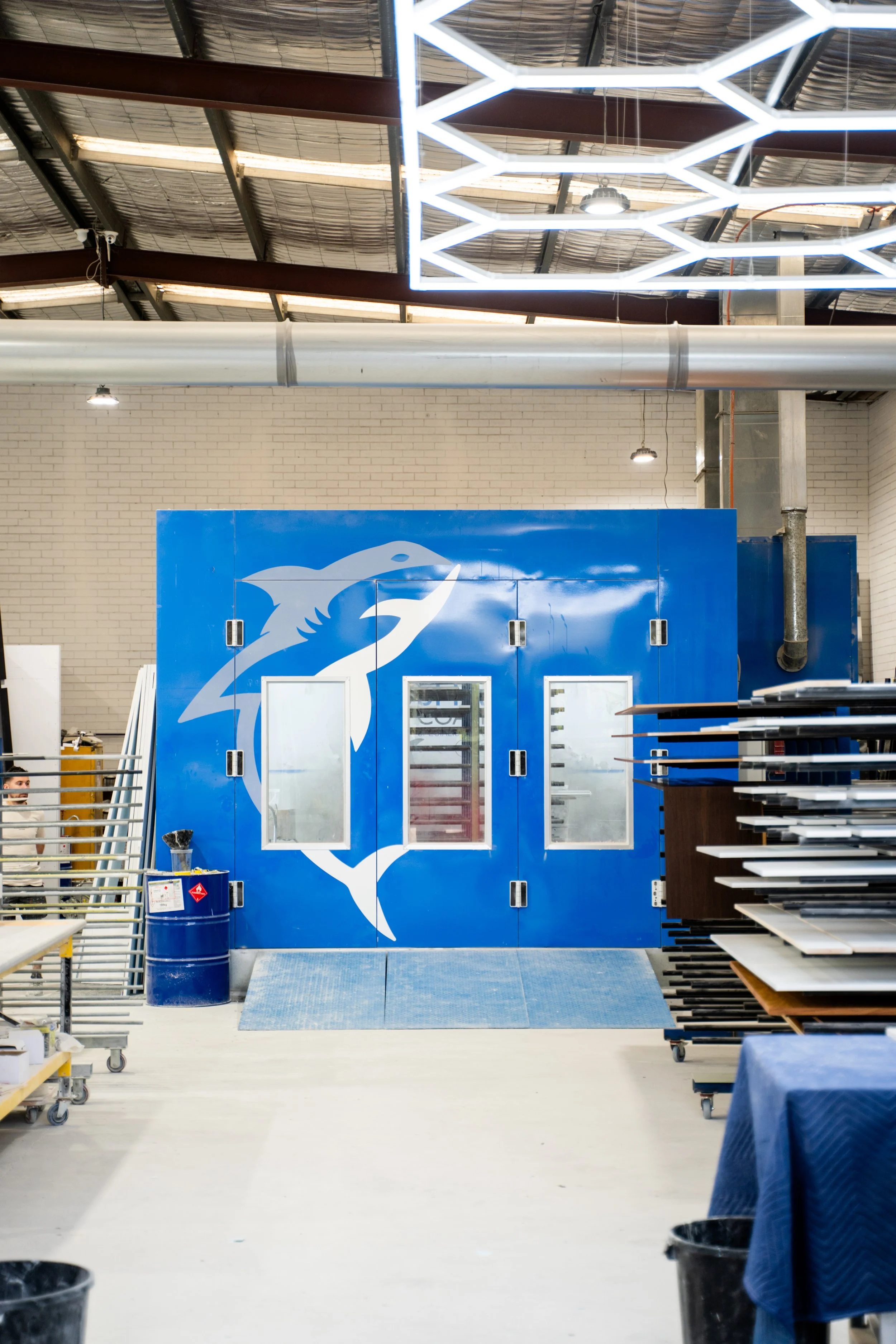 spray painting booth used for 2pac polyurethane coatings for kitchen and mdf doors and spray painting acryllic signage