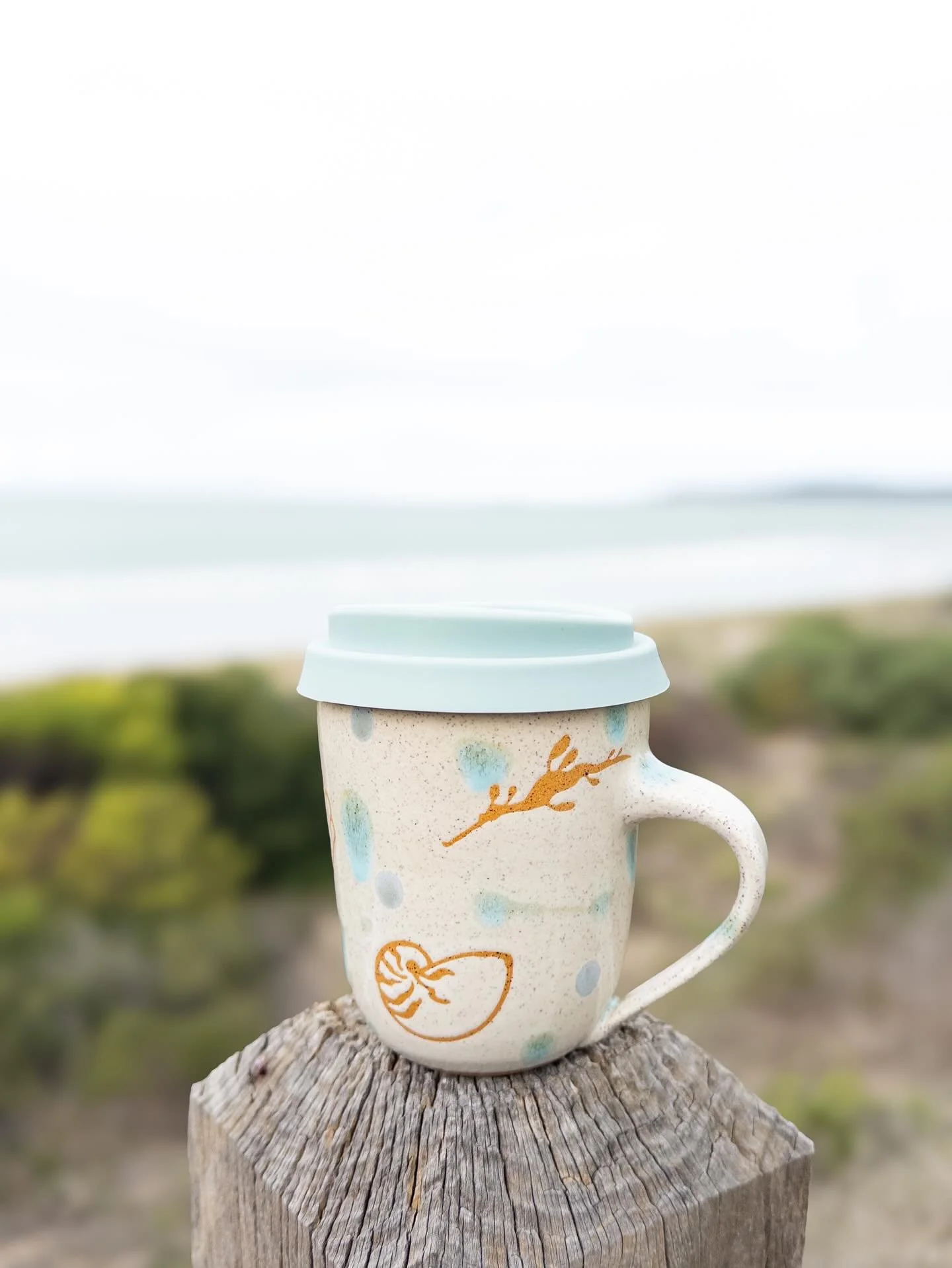 I asked myself &ldquo;what essentials do I need for postpartum life?&rdquo;&hellip;
Definitely a mug with a handle and a lid so I can snuggle baby boy and sip my cuppa safely, so I made this one 🩵
I love it so much! 
And I thought you might too, so 