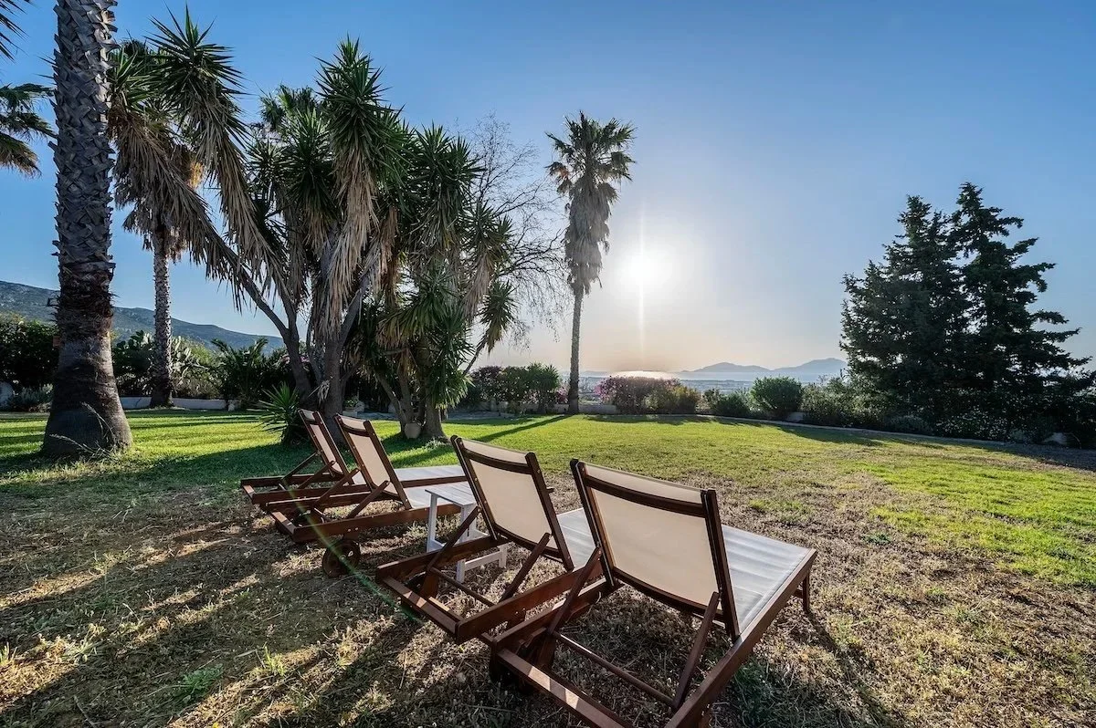 Sonnenliegen im mediterranen Garten mit Bergblick in der Villa Paradiso Kos, Griechenland