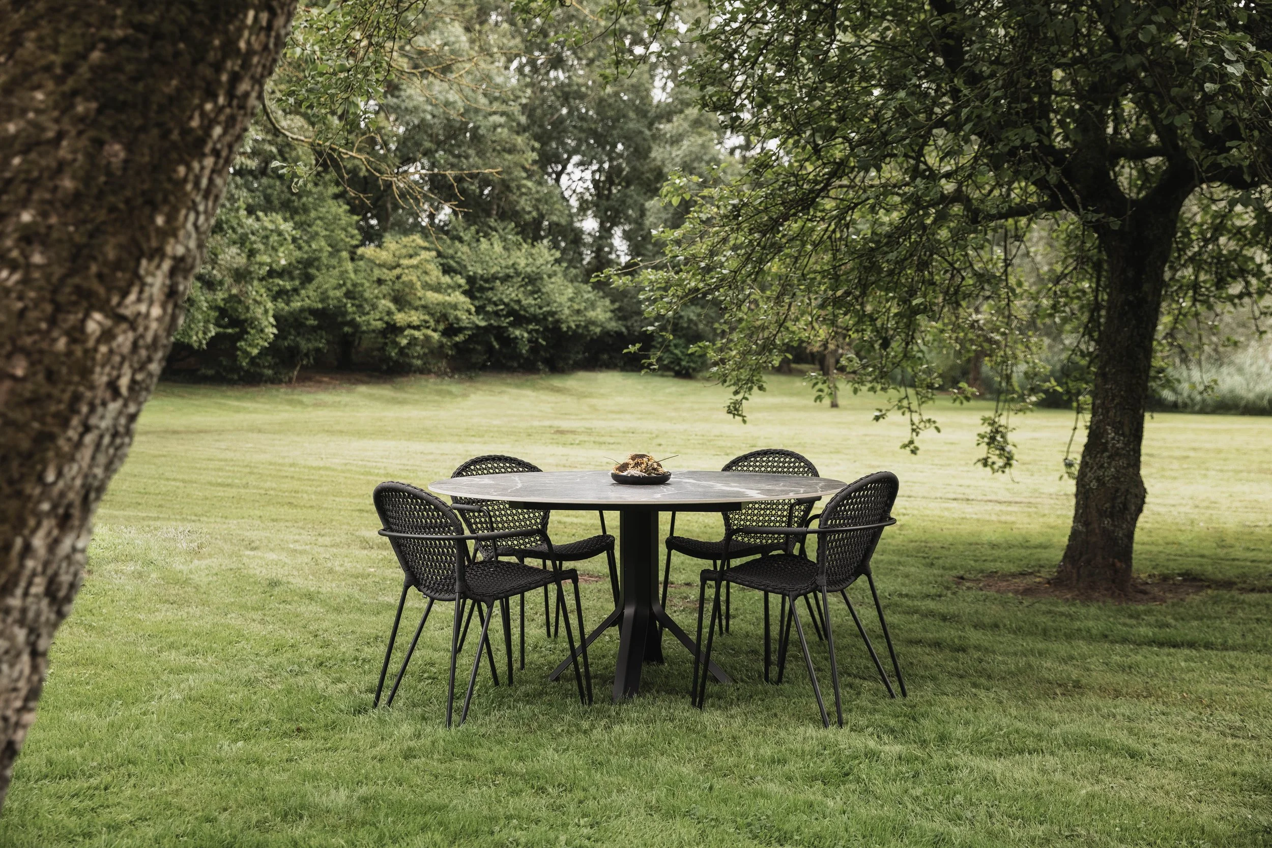 Fizz Big Round Marble Marone - Fizz Chair Black 1.jpg