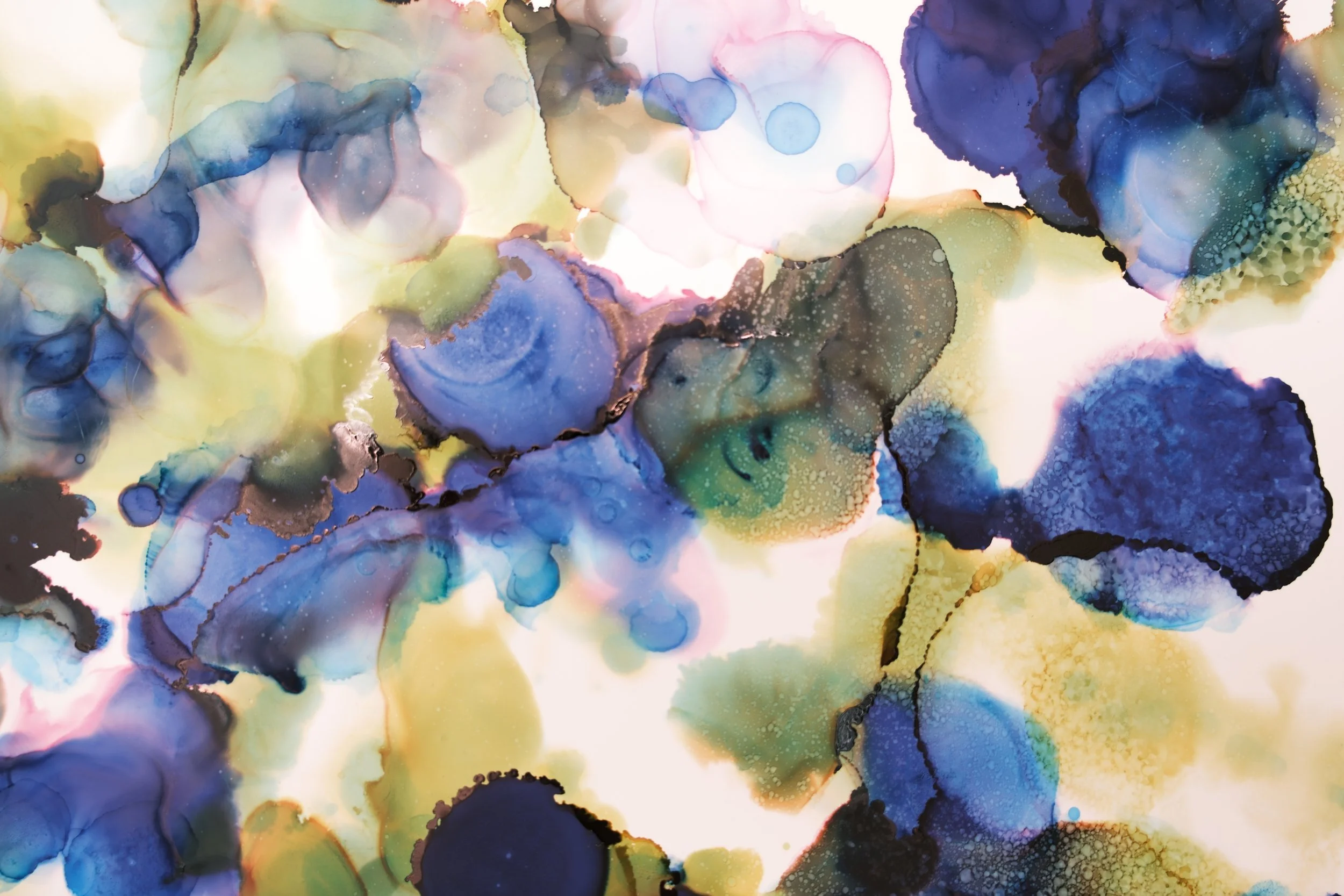 Abstract schilderij met vlekken in blauwe, groene, roze, gele en zwarte tinten, met inkleuring en textuur die lijkt op waterverf of alcoholinkt.