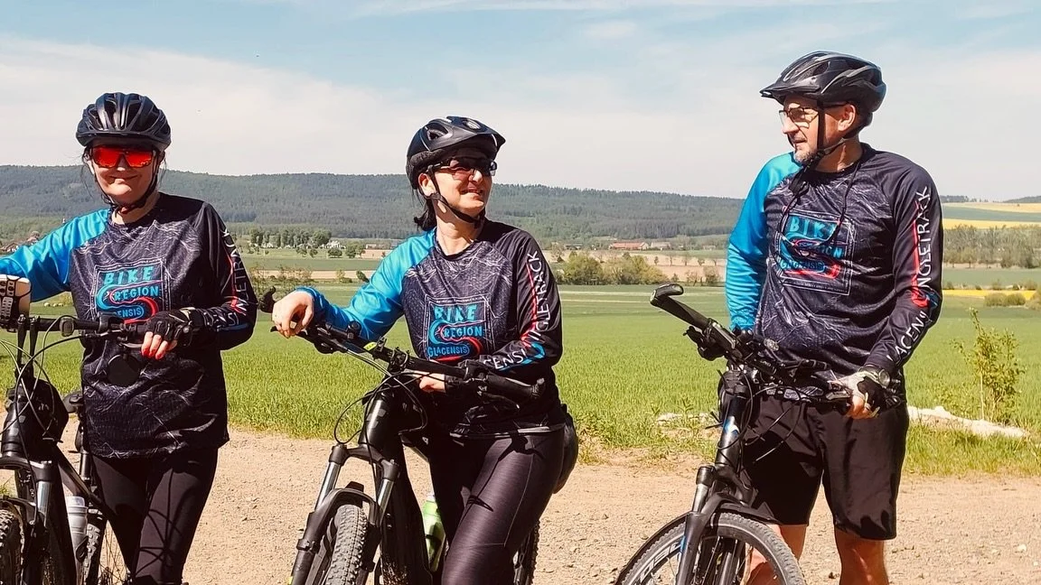 Jako certyfikowany Bike Hotel aktywnie promujemy nowe koszulki Bike Region Glacensis w Kotlinie Kłodzkiej🚵🏼🌲🏔️
