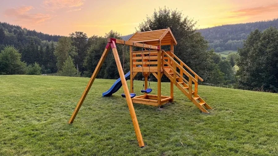 Drodzy goście, mamy dla Was kolejną niespodziankę 🤭
Z myślą o najmłodszych gościach powstał nowy &bdquo;małpi gaj&rdquo;, ze zjeżdżalnią i huśtawkami 🛝👧🏼👦🏼

Widok na zjeżdżalnię jest z każdego domku, co oznacza pełny relaks dla rodzica i mn&oac