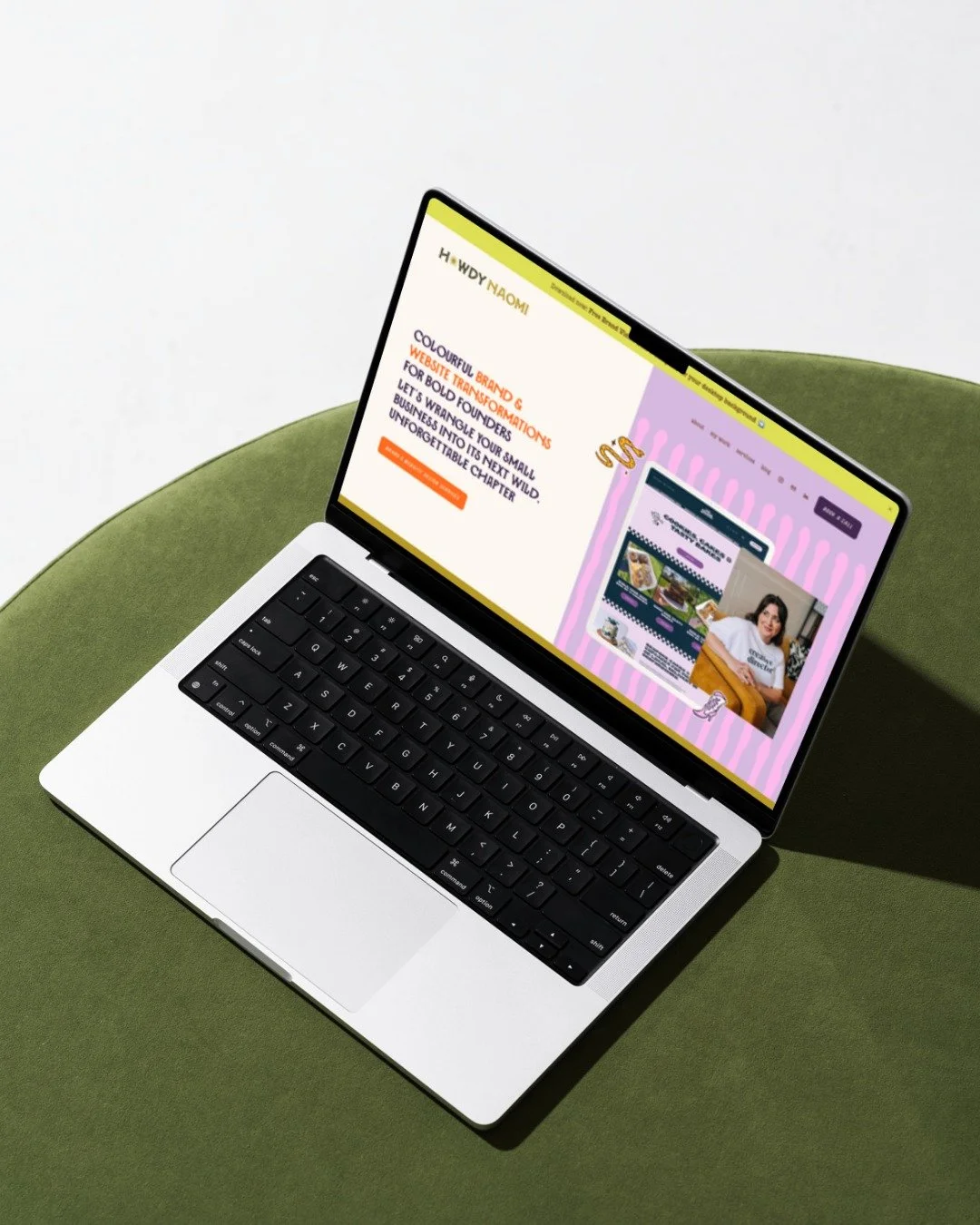 Unfortunately, rebranding isn't all cute sketches and Pinterest inspo ✋🏻⁣⁣
⁣⁣
It can be super hard to stay motivated and on track when you're rebranding.⁣⁣
⁣⁣
Once you make the decision to work with a brand designer, to dig deep into the strategy of