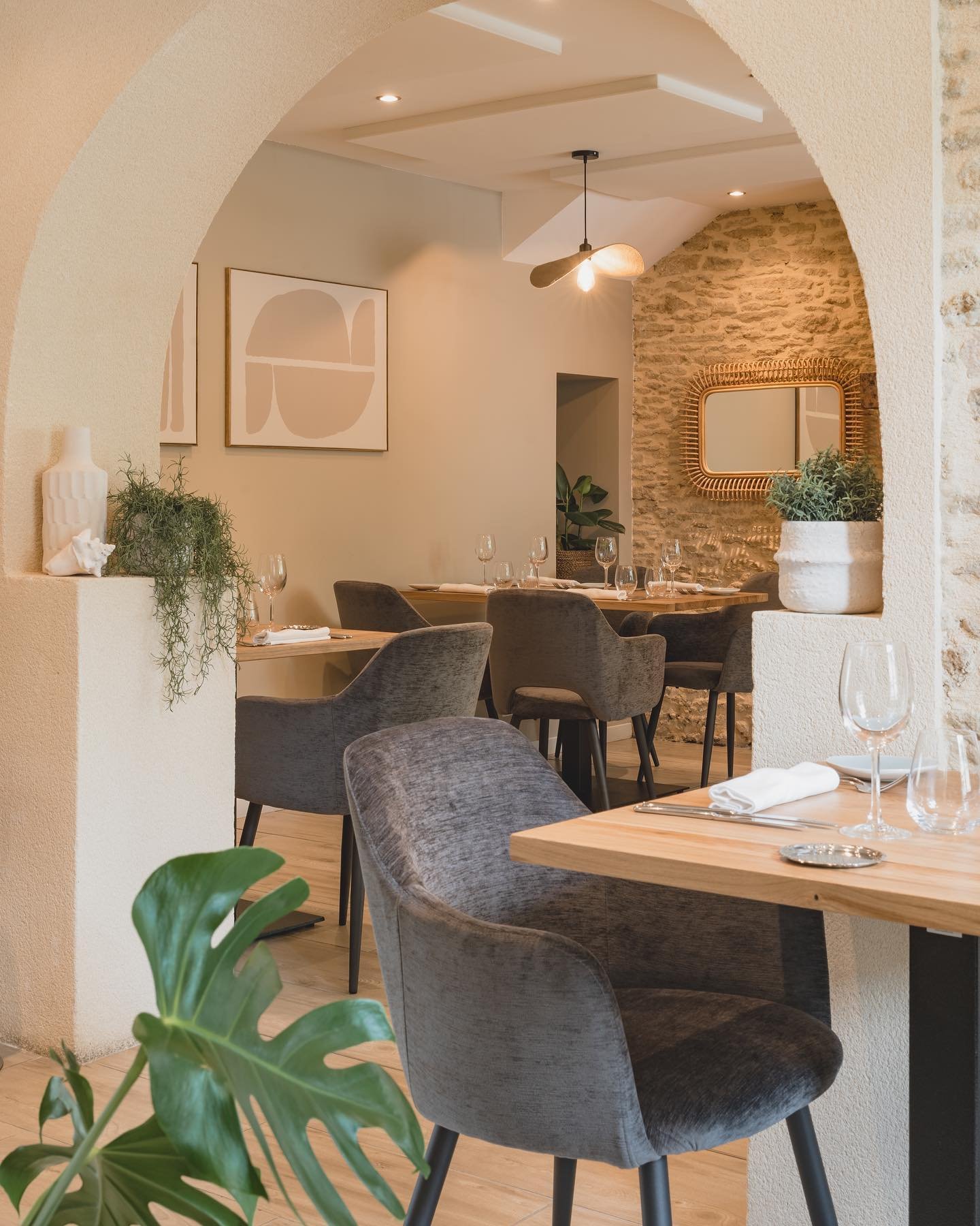 Bonne nouvelle ! Notre restaurant Roze reste ouvert tout l&rsquo;&eacute;t&eacute; pour vous accueillir et vous faire profiter de notre cuisine et de notre ambiance chaleureuse ! 🍽️☀️