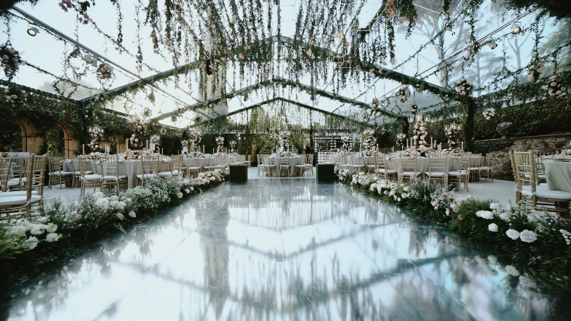 Luxury wedding reception design with hanging greenery at Villa di Maiano, Florence. Editorial wedding inspiration in Tuscany by Maru Films.