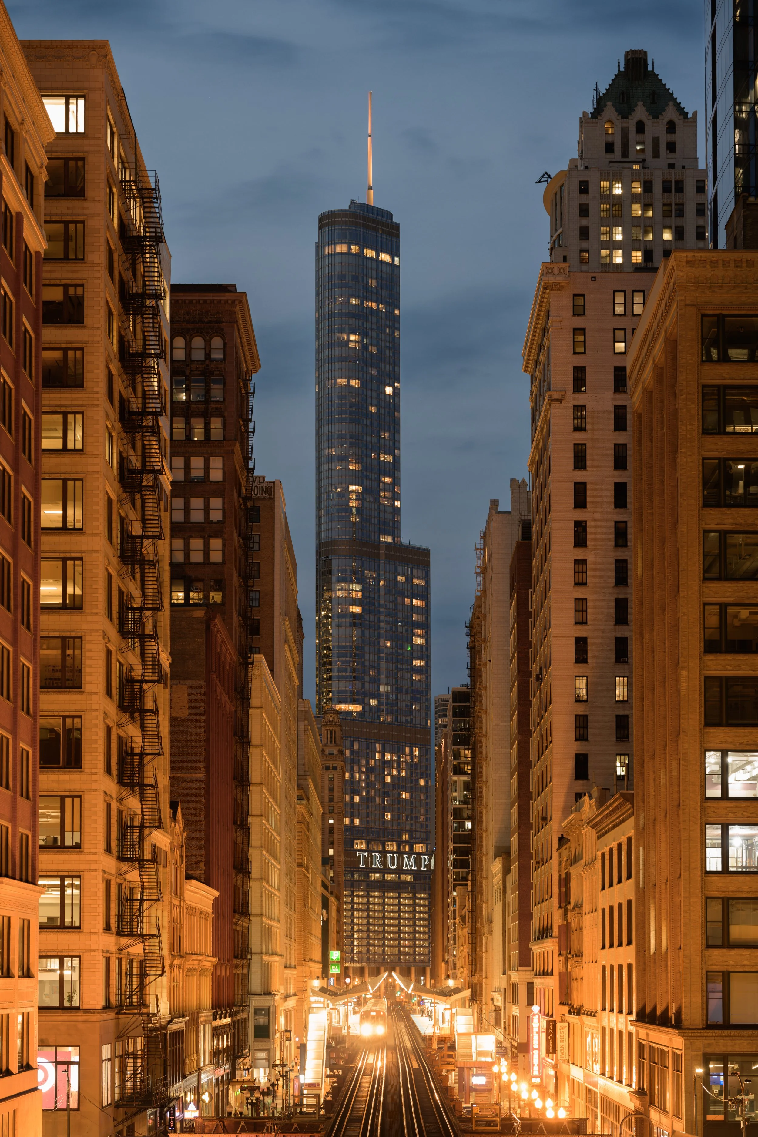 Washington/Wabash station / Trumo Tower