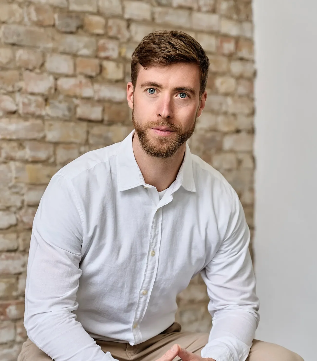 Tobias Garnjost Coach für achtsame Entscheidungen und Karriereplanung in einem schönen Coachingraum in Berlin Mitte.