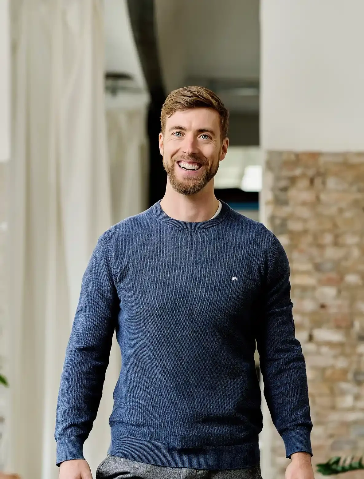 Tobias Garnjost Coach Berlin Mitte im Gespräch mit einer Klientin für Entscheidungsfragen.