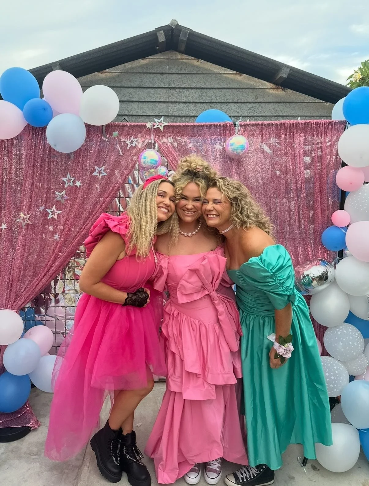 D E C E M B E R ✨
Filled with lots of wholesome family moments + celebrations + indulging in joy, pleasure + presence

1. 80s throwback party to celebrate our girl @jackibrowne 🫶🏽
2-4: Adventure on the @greatoceanroad to fill up my soul + have a zo