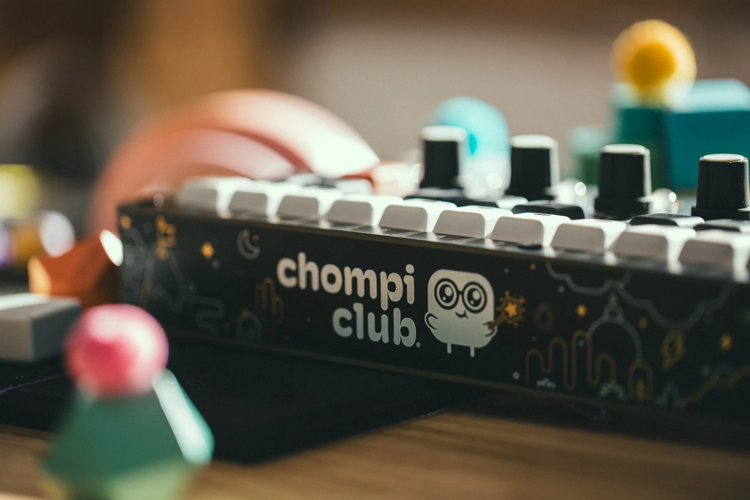 CHOMPI sampler view focused on the logo.