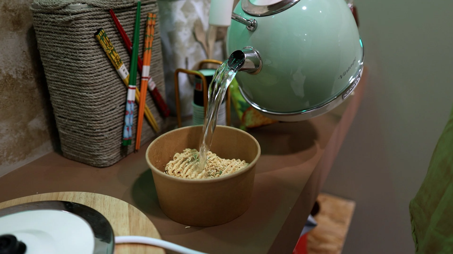 Χύνουμε το νερό