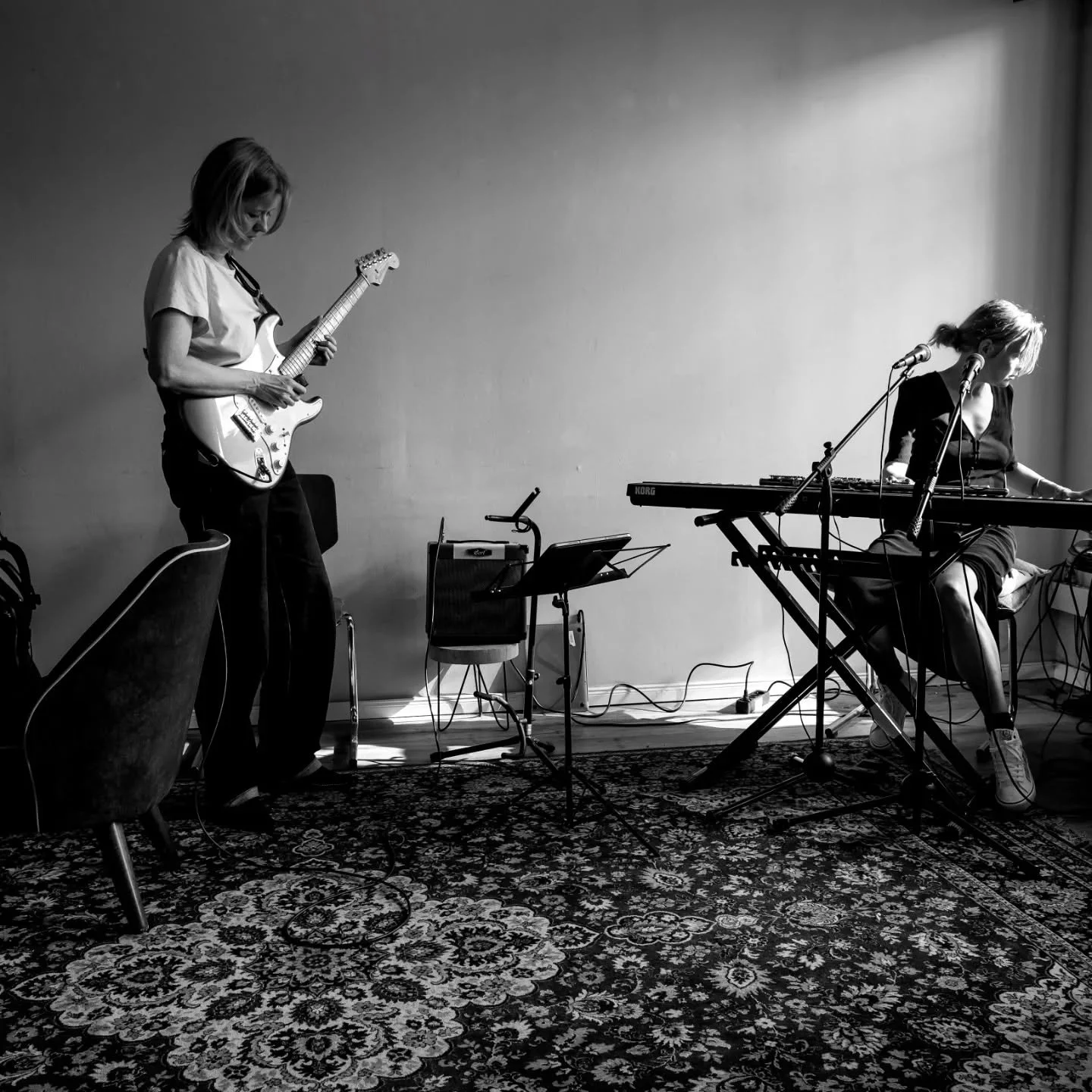 Kleiner Gastauftritt beim Record Release der Konzertgitarristin Eva Beneke in Berlin / 30.4.2025
Hört Euch Eva's neue Platte an, besondere Werke weiblicher Komponistinnen @evabeneke
Fotos: Stefan Maria Rother @stefanmariarother 
im @kukumuber
